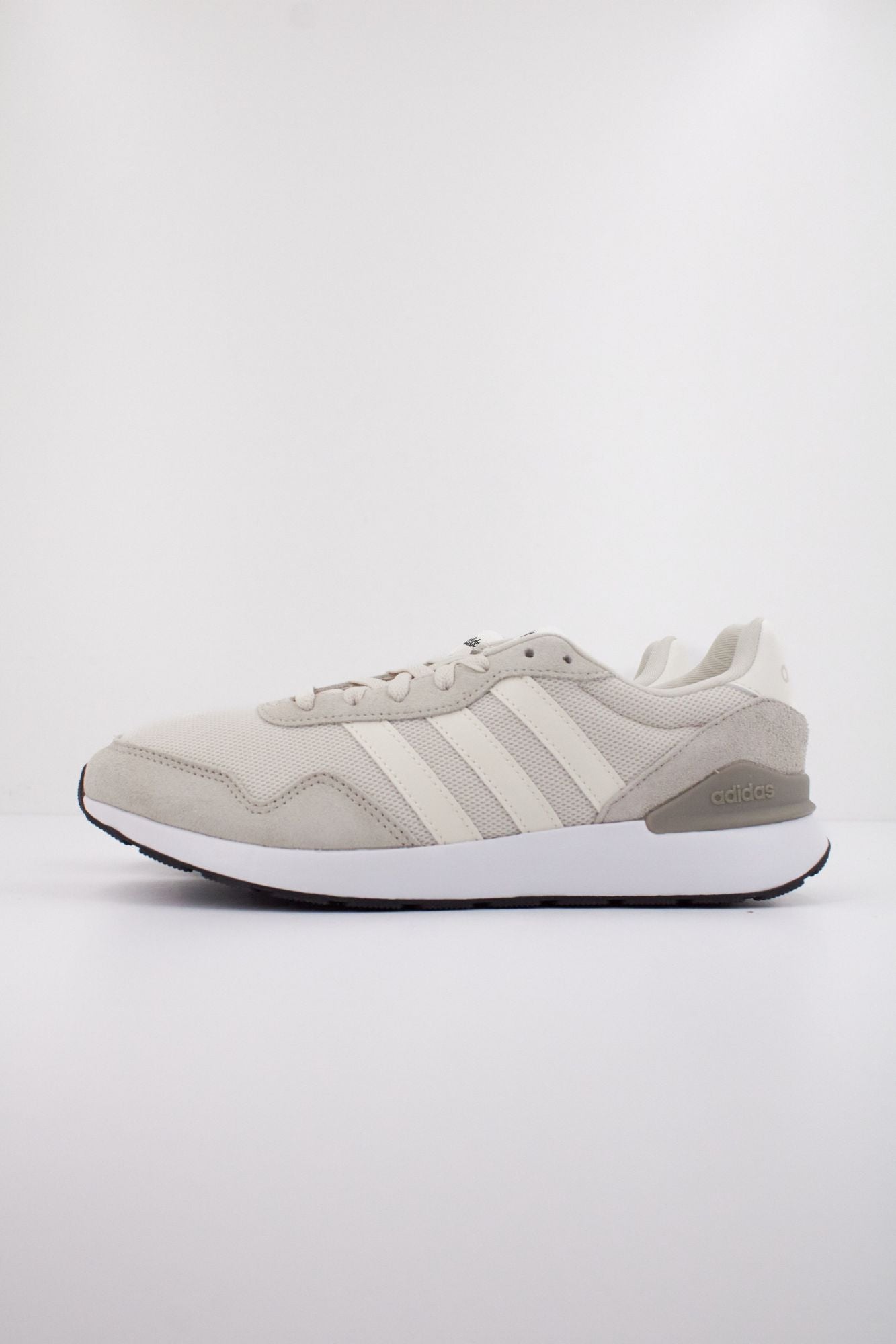 ADIDAS RUN 60s 4.0 en color BEIS (1)