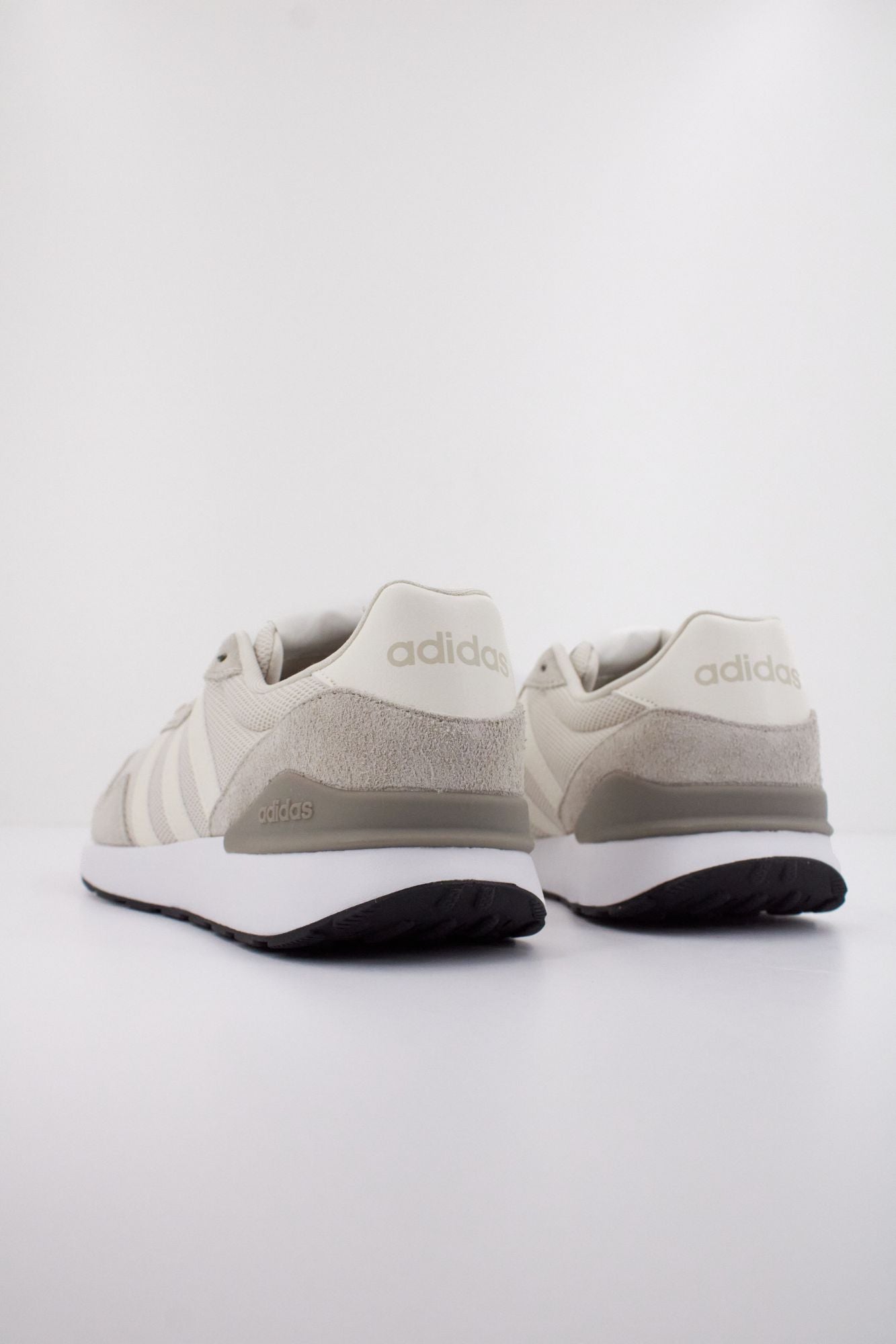 ADIDAS RUN 60s 4.0 en color BEIS (4)