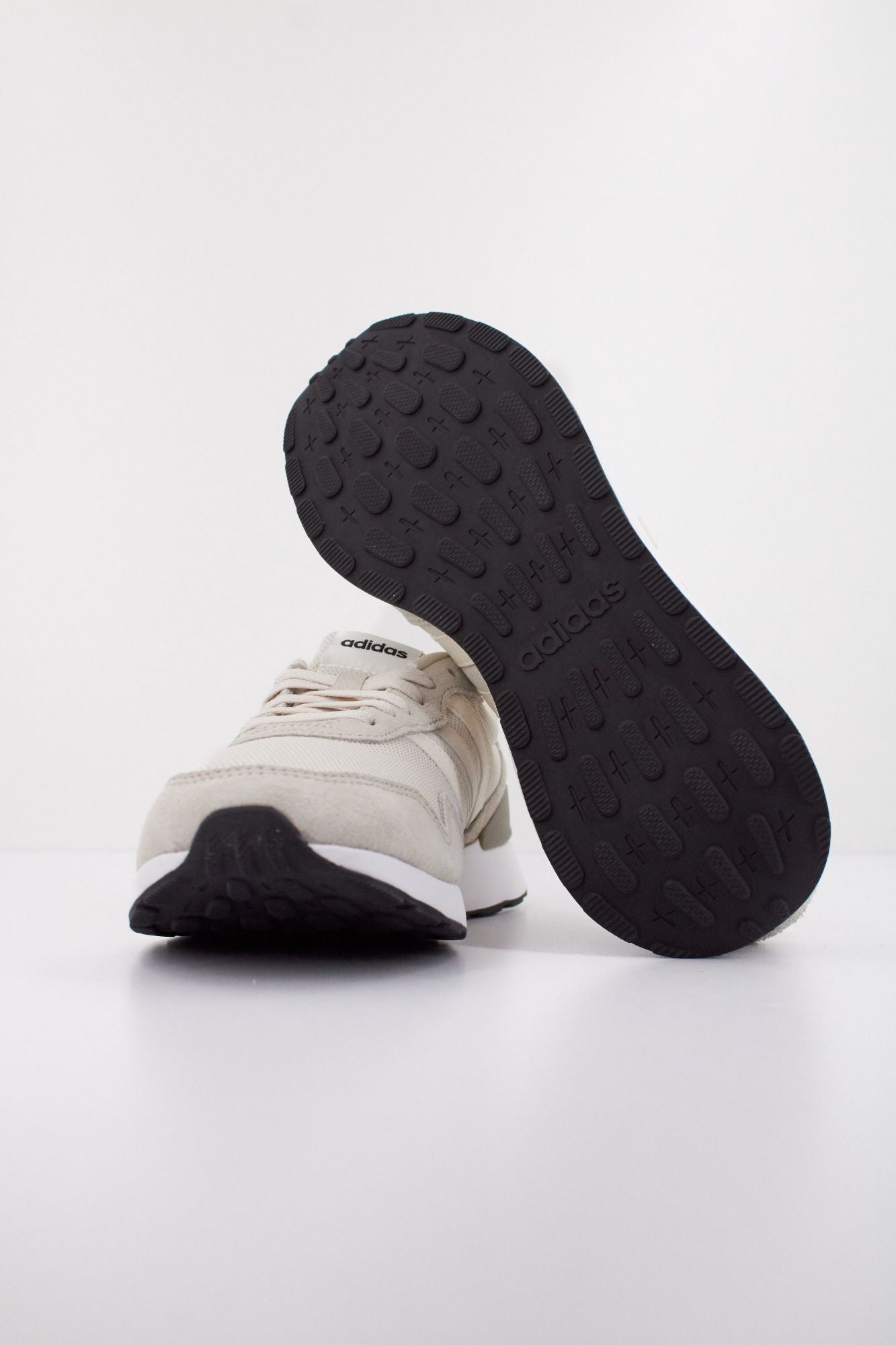 ADIDAS RUN 60s 4.0 en color BEIS (5)