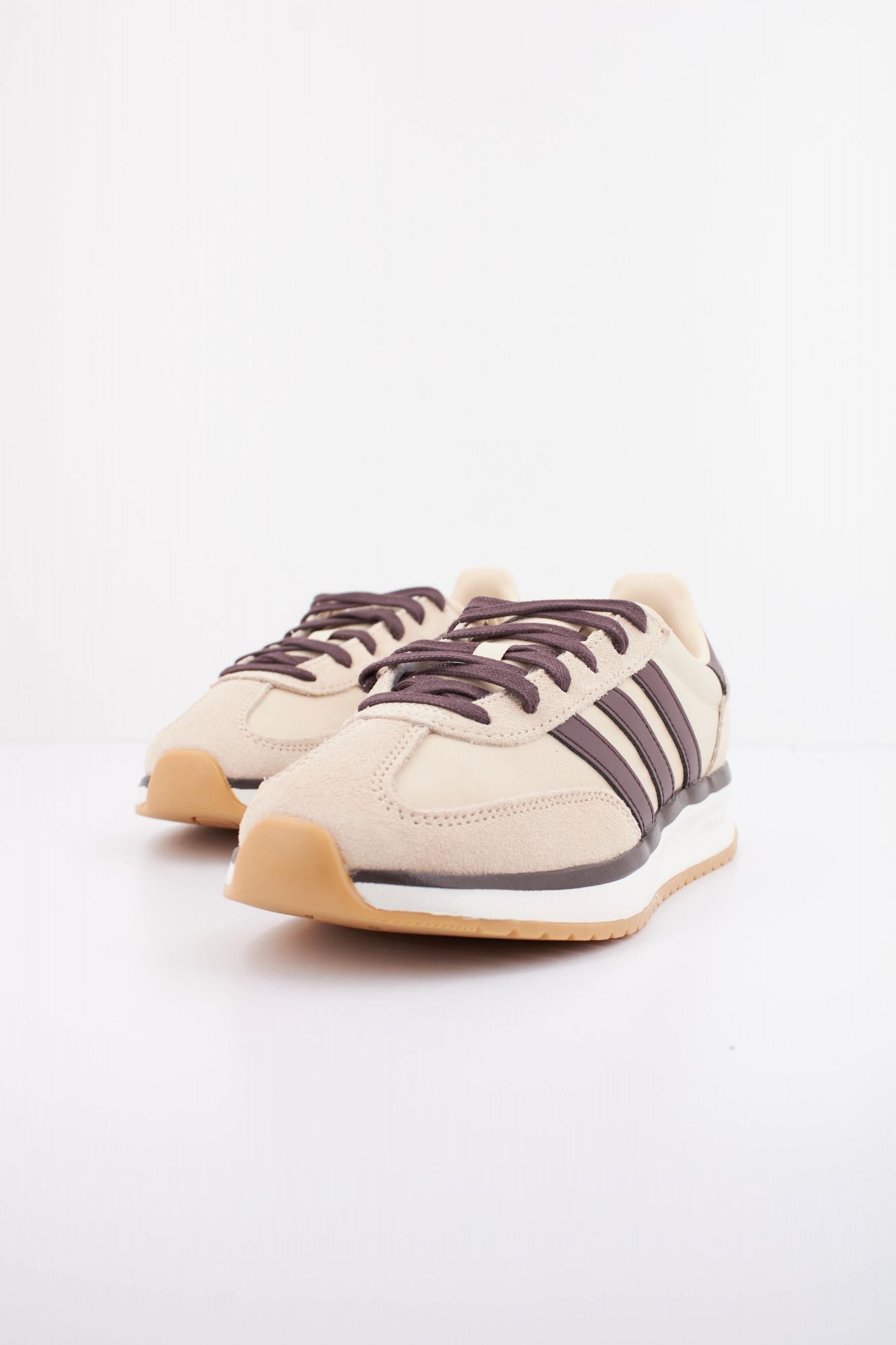 ADIDAS RUN 70S 2.0 en color BEIS (2)