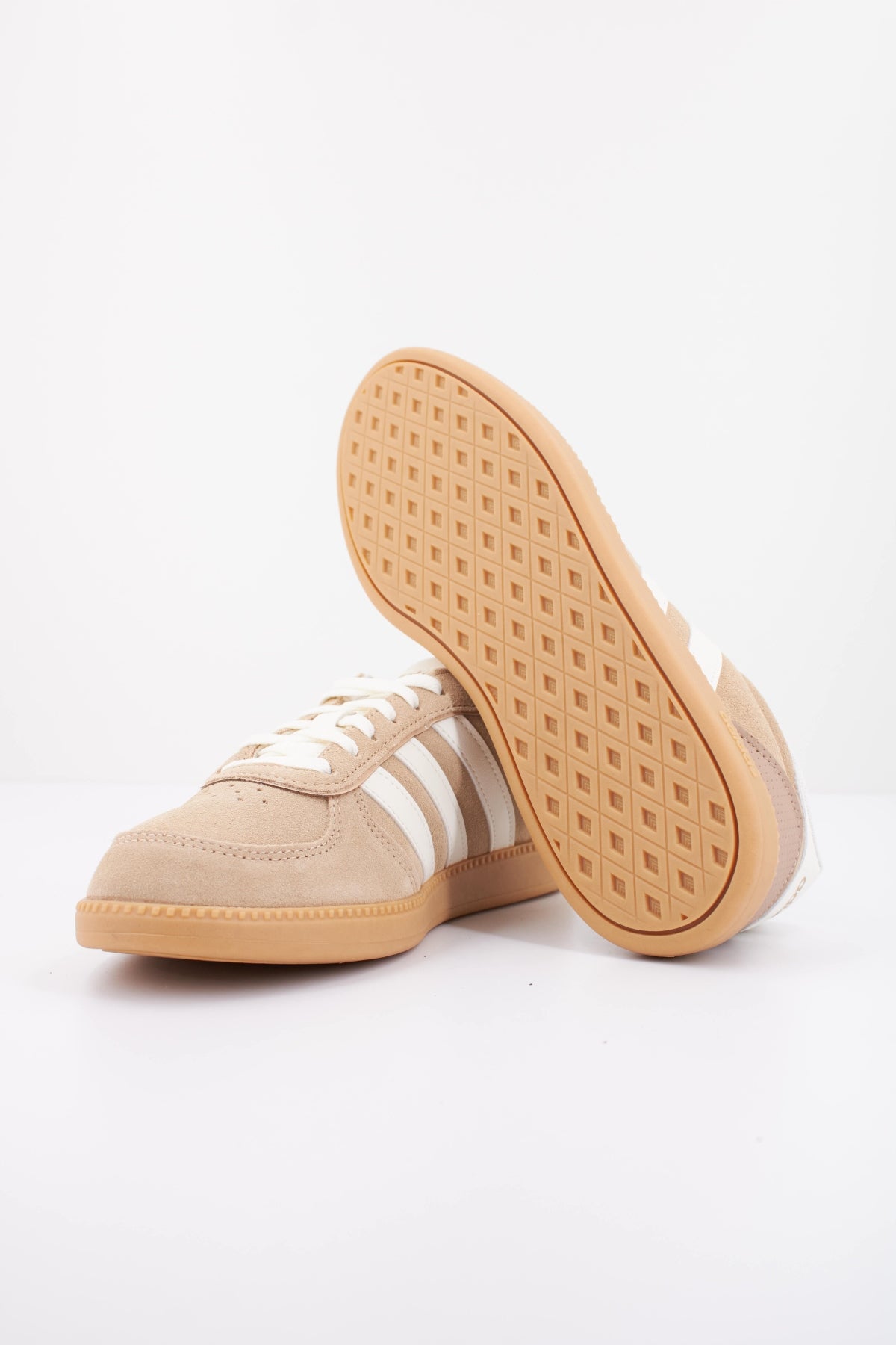 ADIDAS BREAKNET SLEEK en color MARRON CLARO (5)
