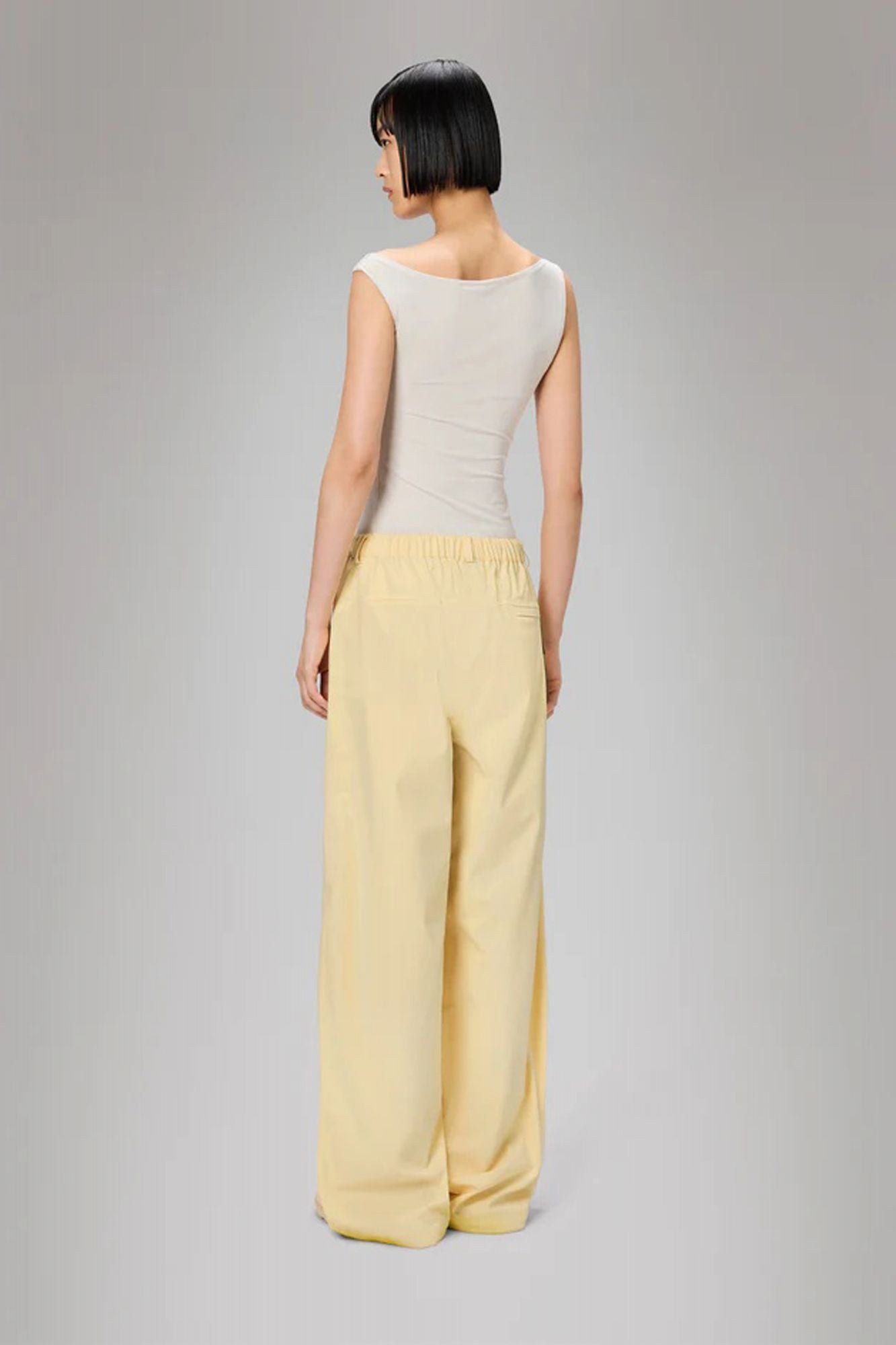 RAINS SUVA HARDSHELL PANTS WIDE W3 en color BEIS (3)