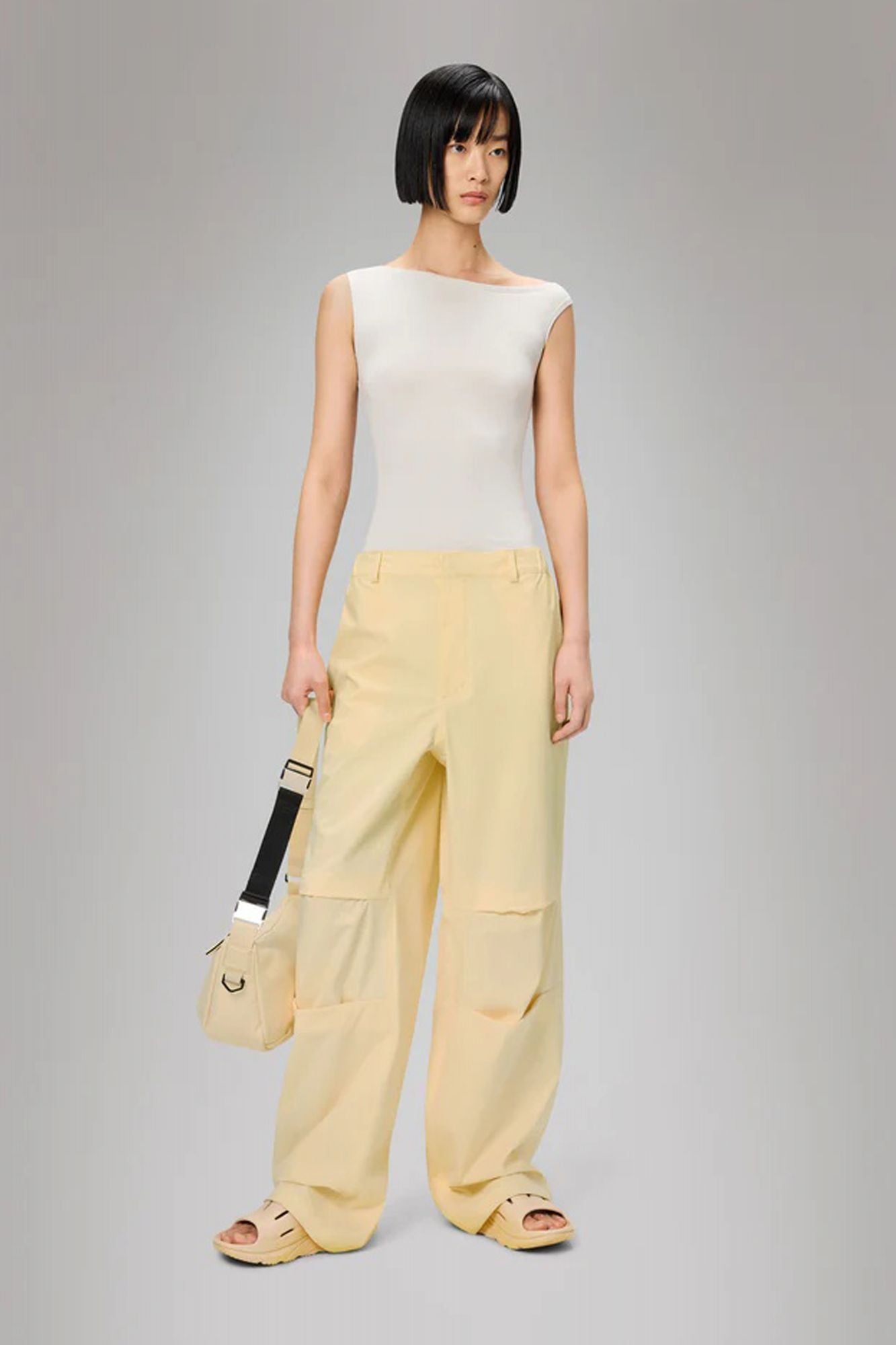 RAINS SUVA HARDSHELL PANTS WIDE W3 en color BEIS (4)