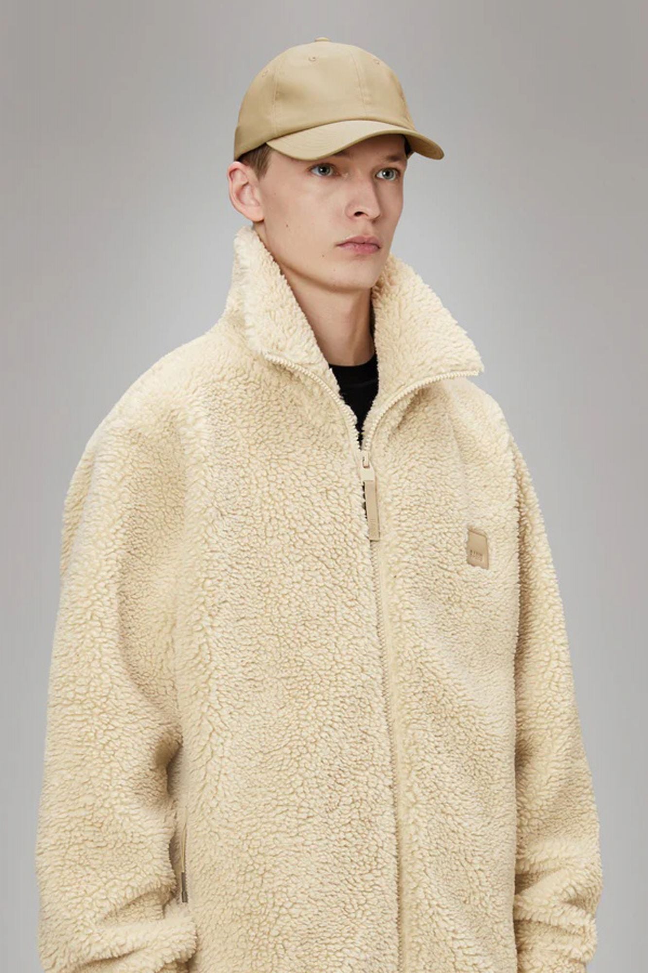 RAINS CAP en color MARRON CLARO (3)