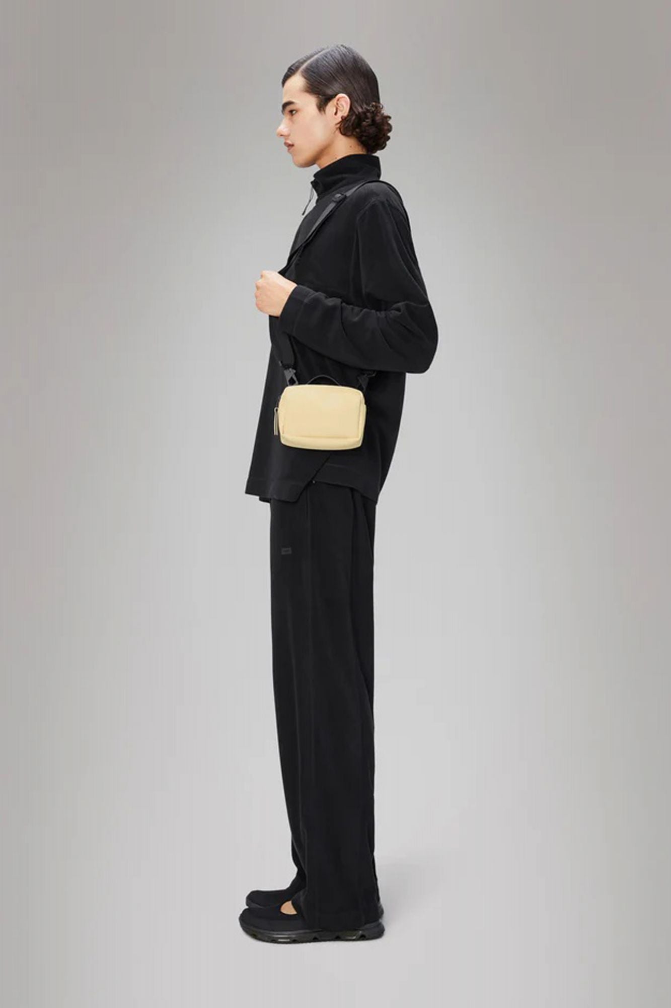 RAINS BOX BAG MICRO en color BEIS (3)