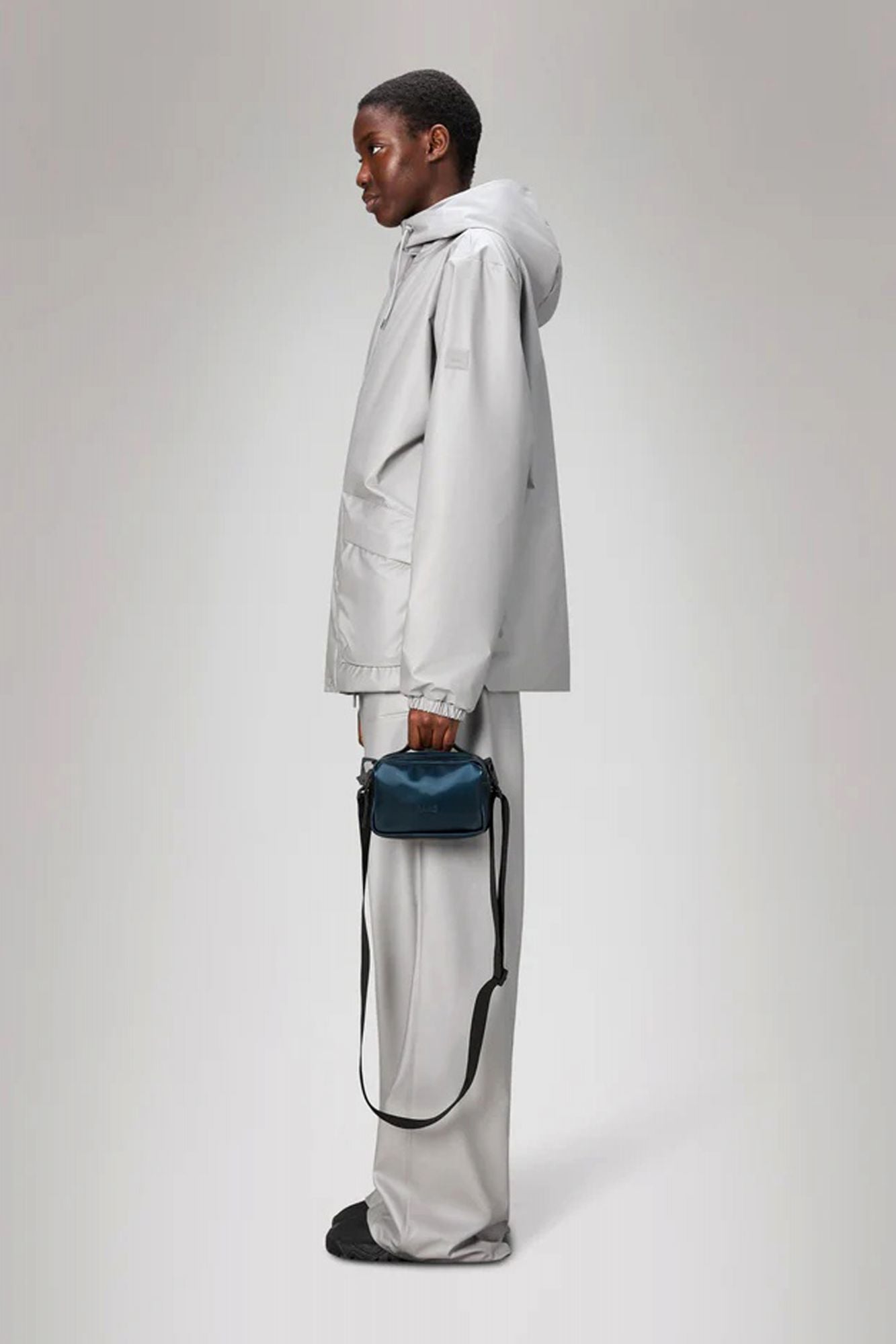 RAINS BOX BAG MICRO W3 en color AZUL (4)