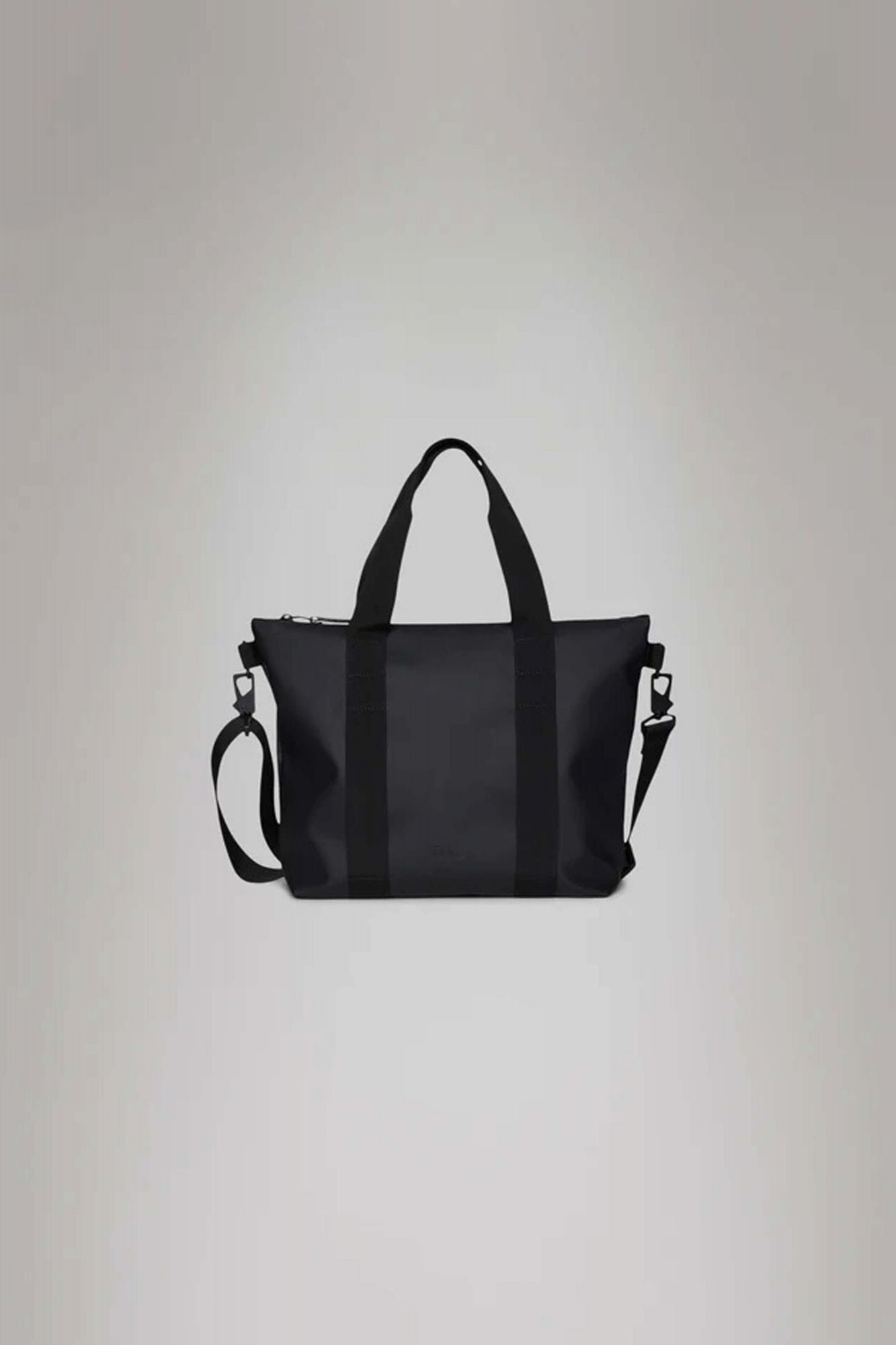 RAINS TOTE BAG MICRO en color NEGRO (1)