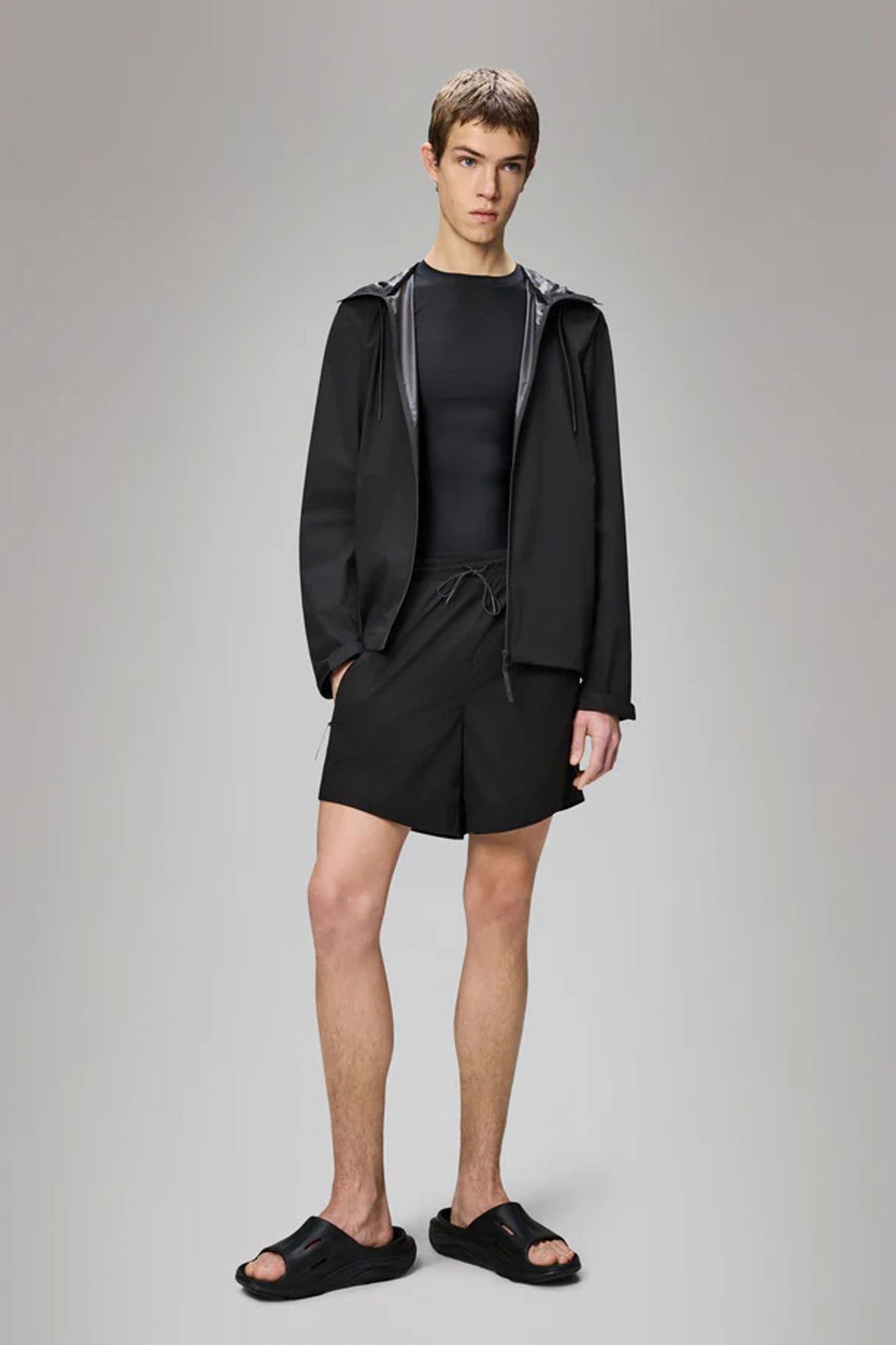 RAINS MITO SHORTS en color NEGRO (4)