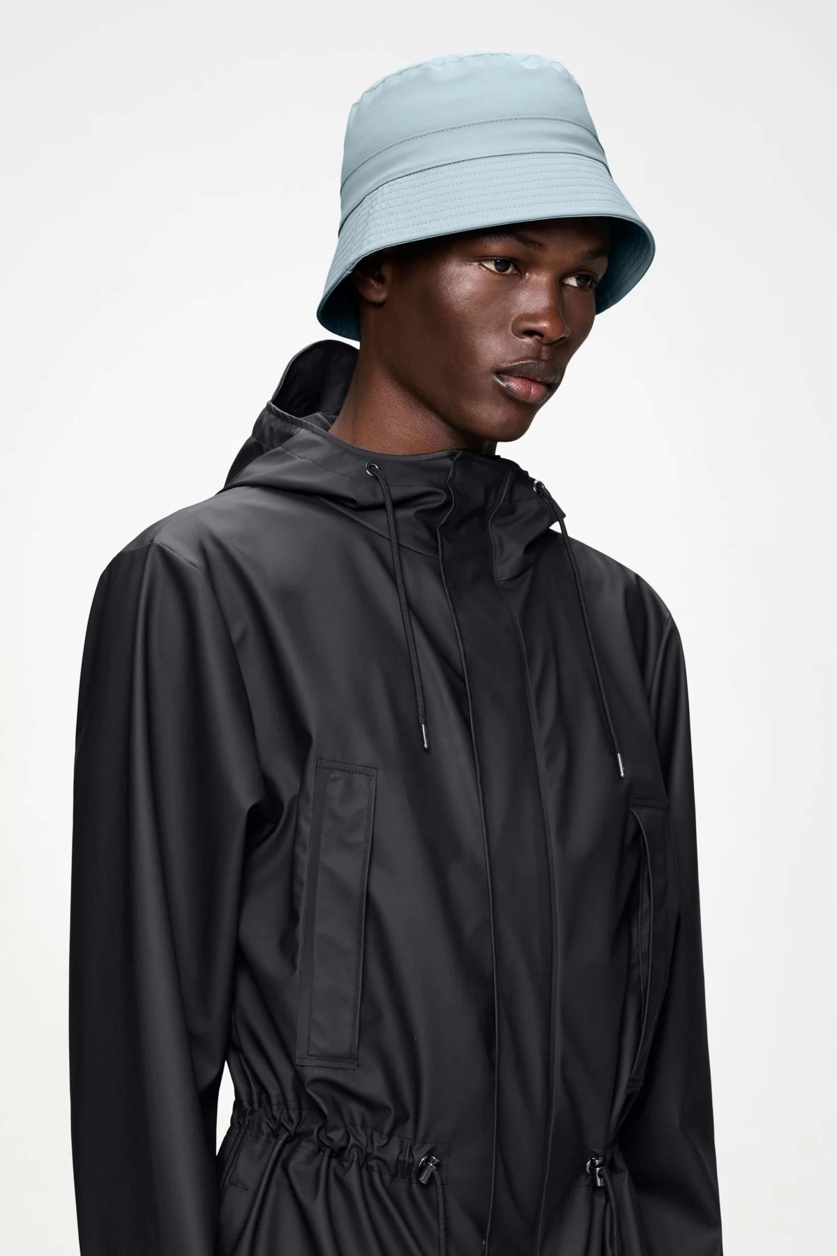 RAINS BUCKET HAT en color GRIS (2)