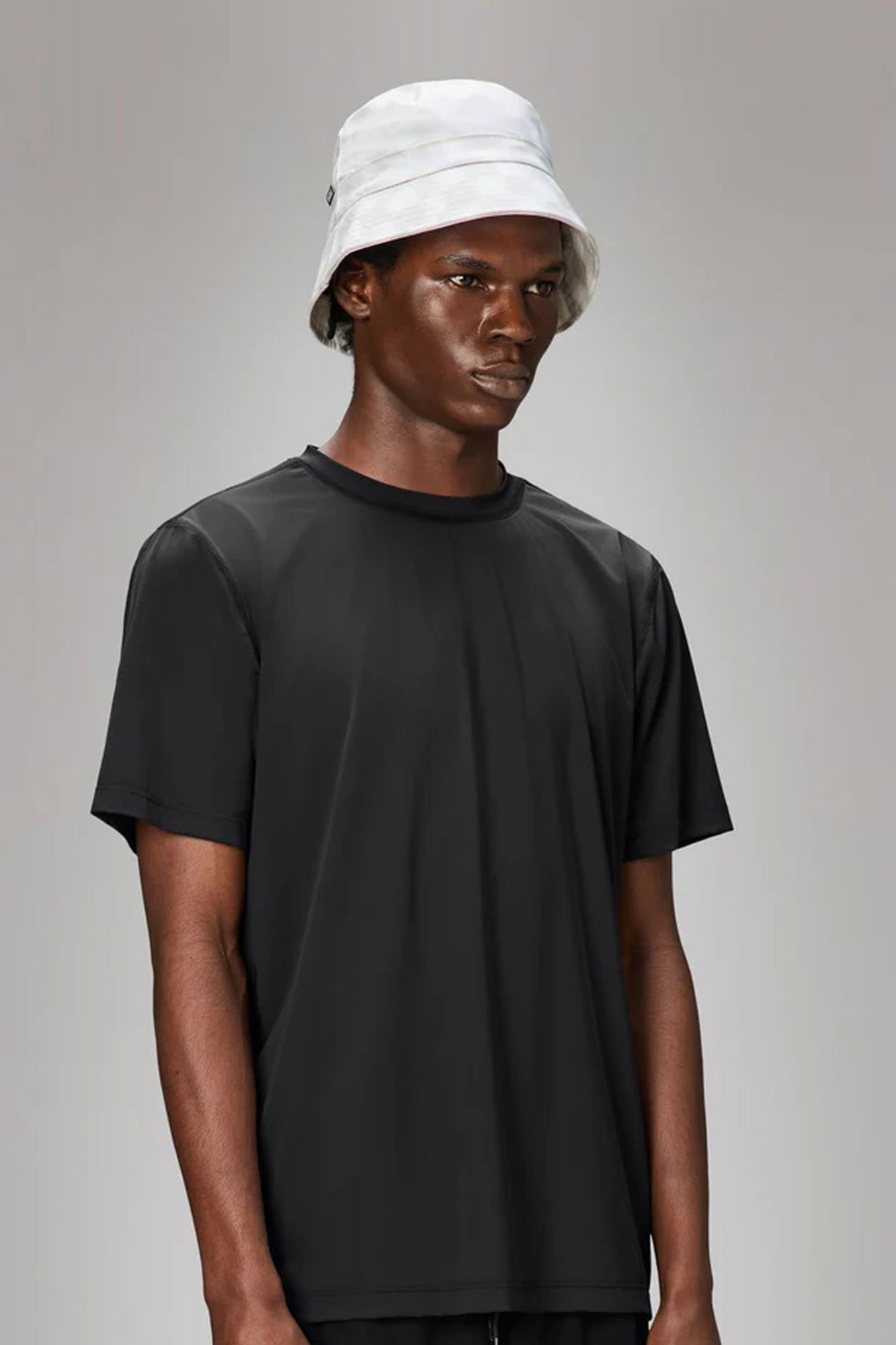 RAINS BUCKET HAT en color BLANCO (2)