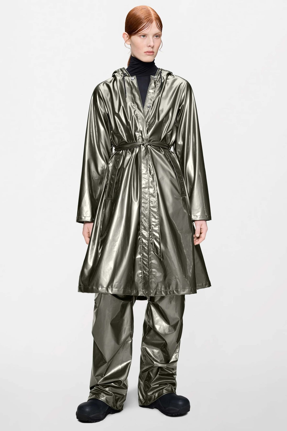RAINS A LINE LONGER W JACKET W3 en color PLATA (1)