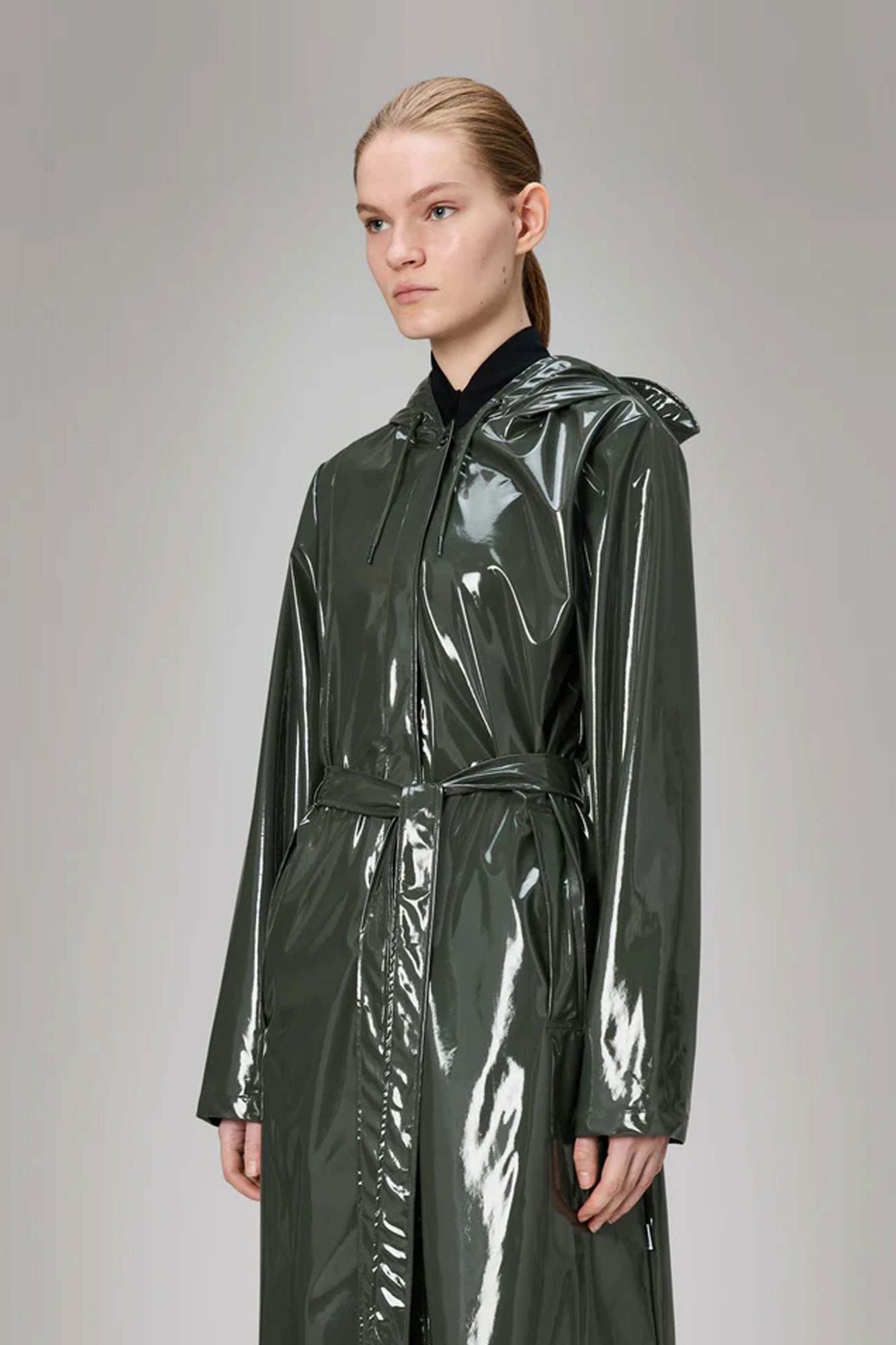 RAINS A LINE LONGER W JACKET W3 en color VERDE (1)