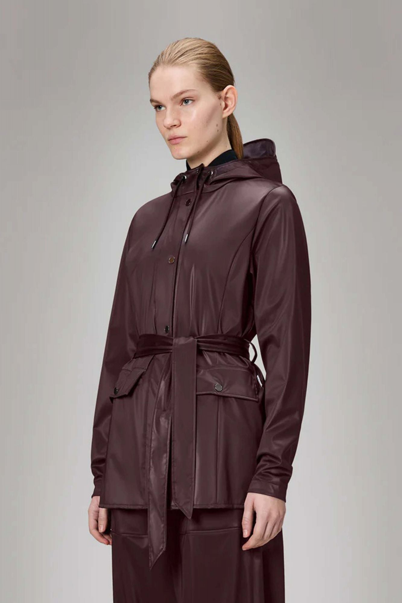RAINS CURVE JACKET W3 en color BURDEOS (1)
