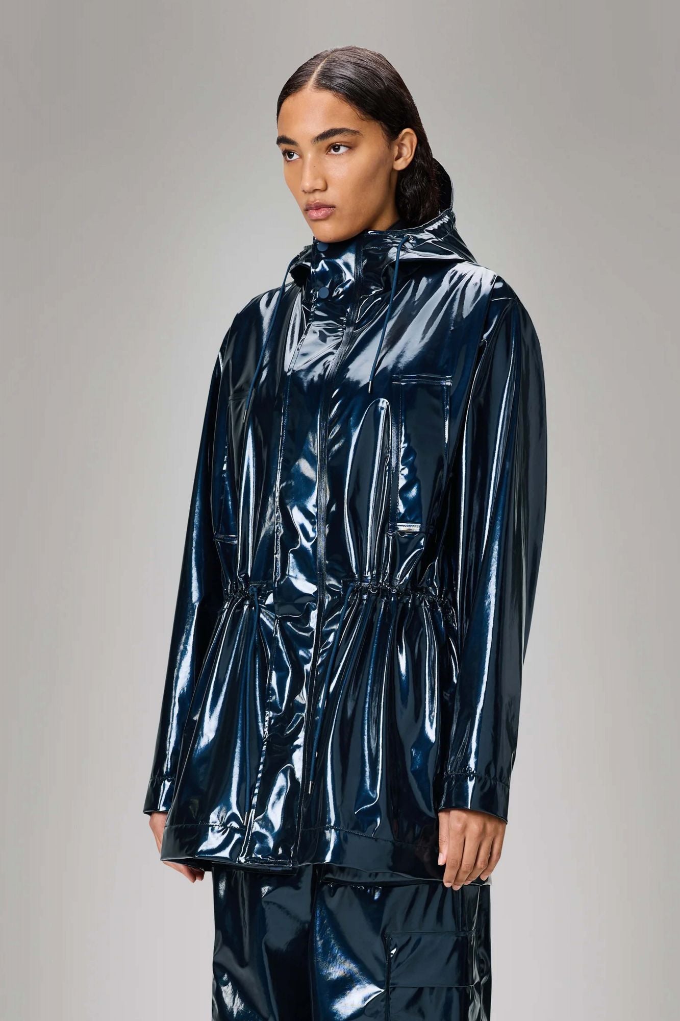 RAINS BOLD LONG JACKET W3 en color AZUL (1)