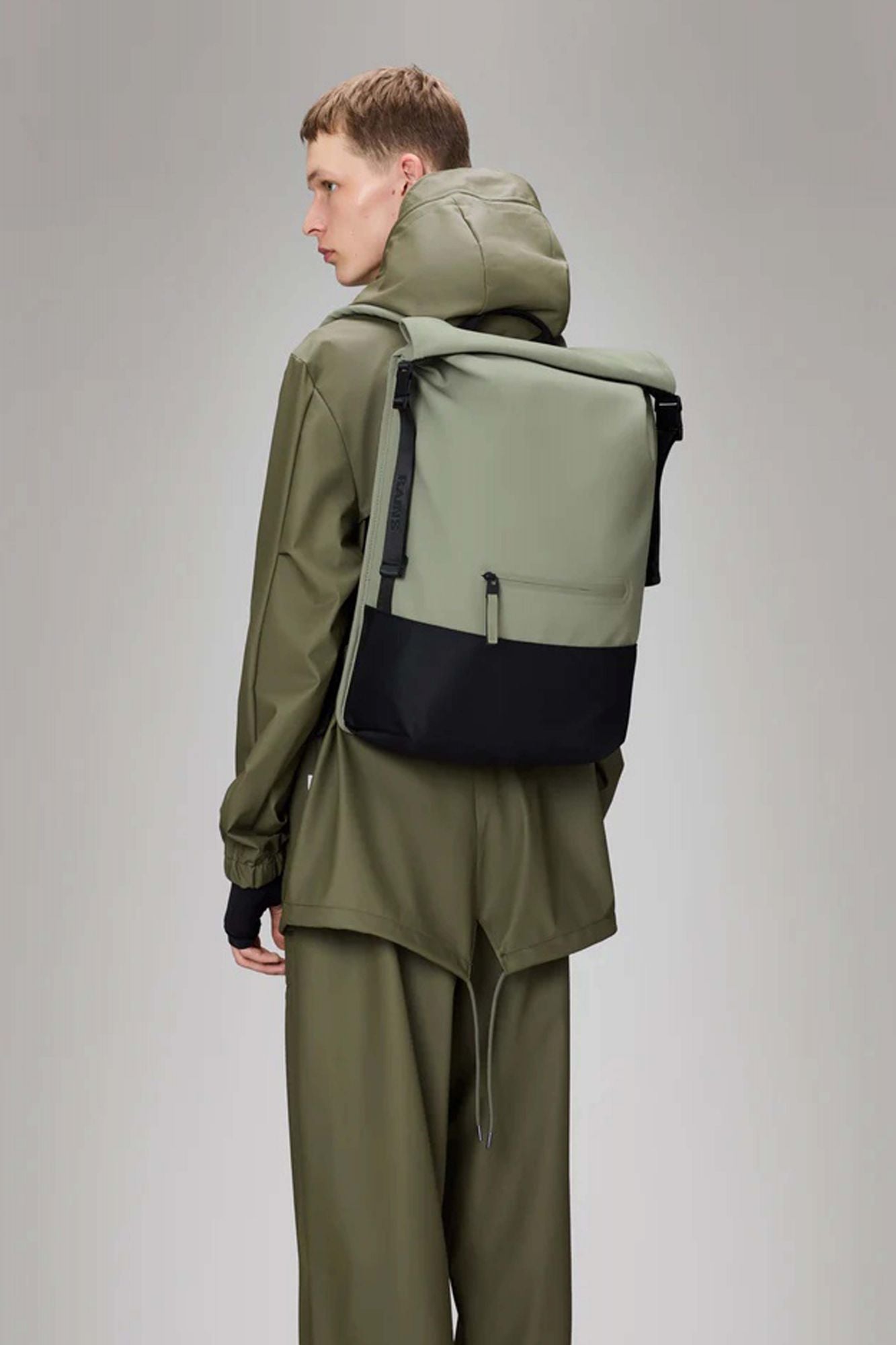 RAINS TRAIL ROLLTOP BACKPACK W3 en color BEIS (4)