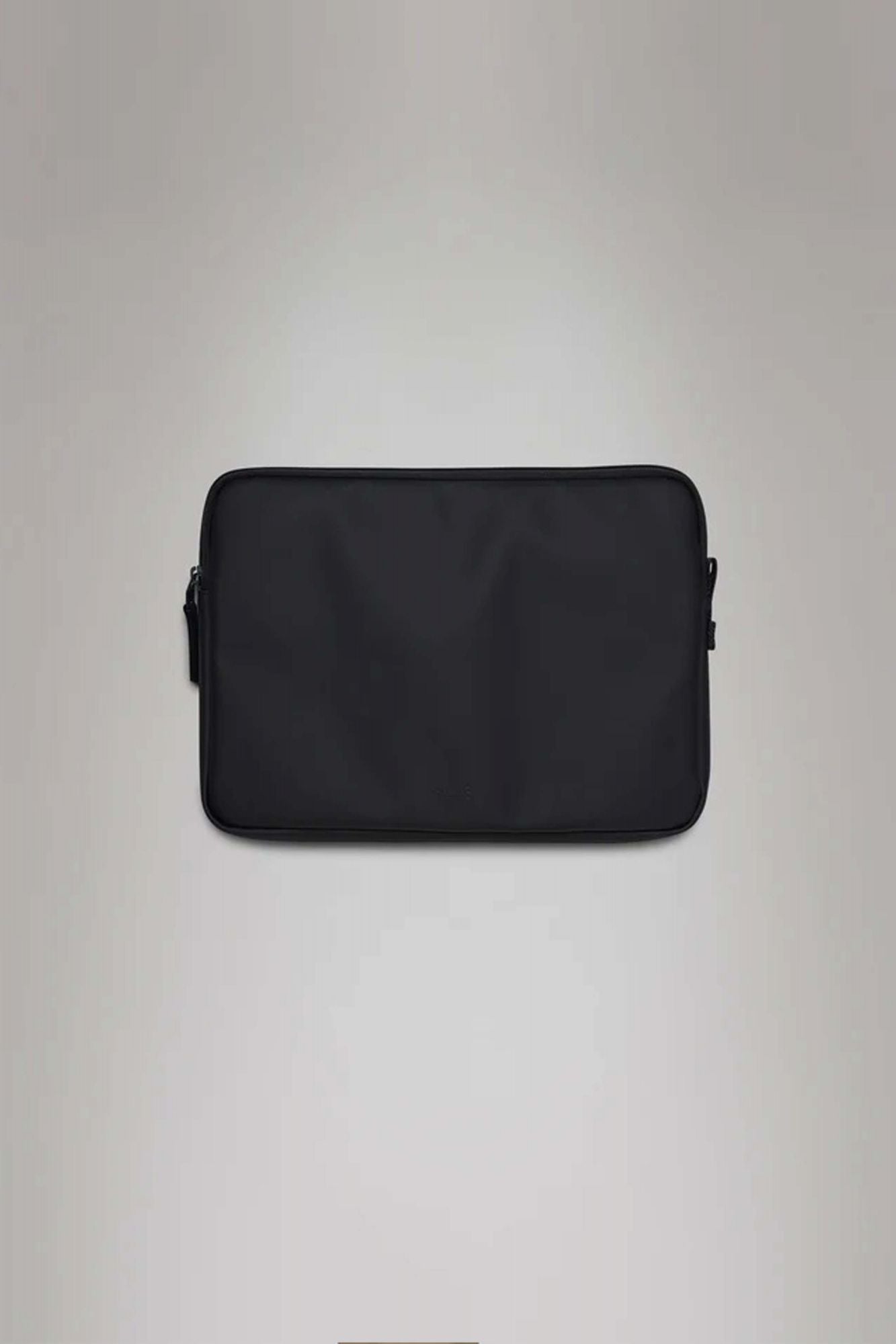 RAINS TRAIL LAPTOP CASE en color NEGRO (1)