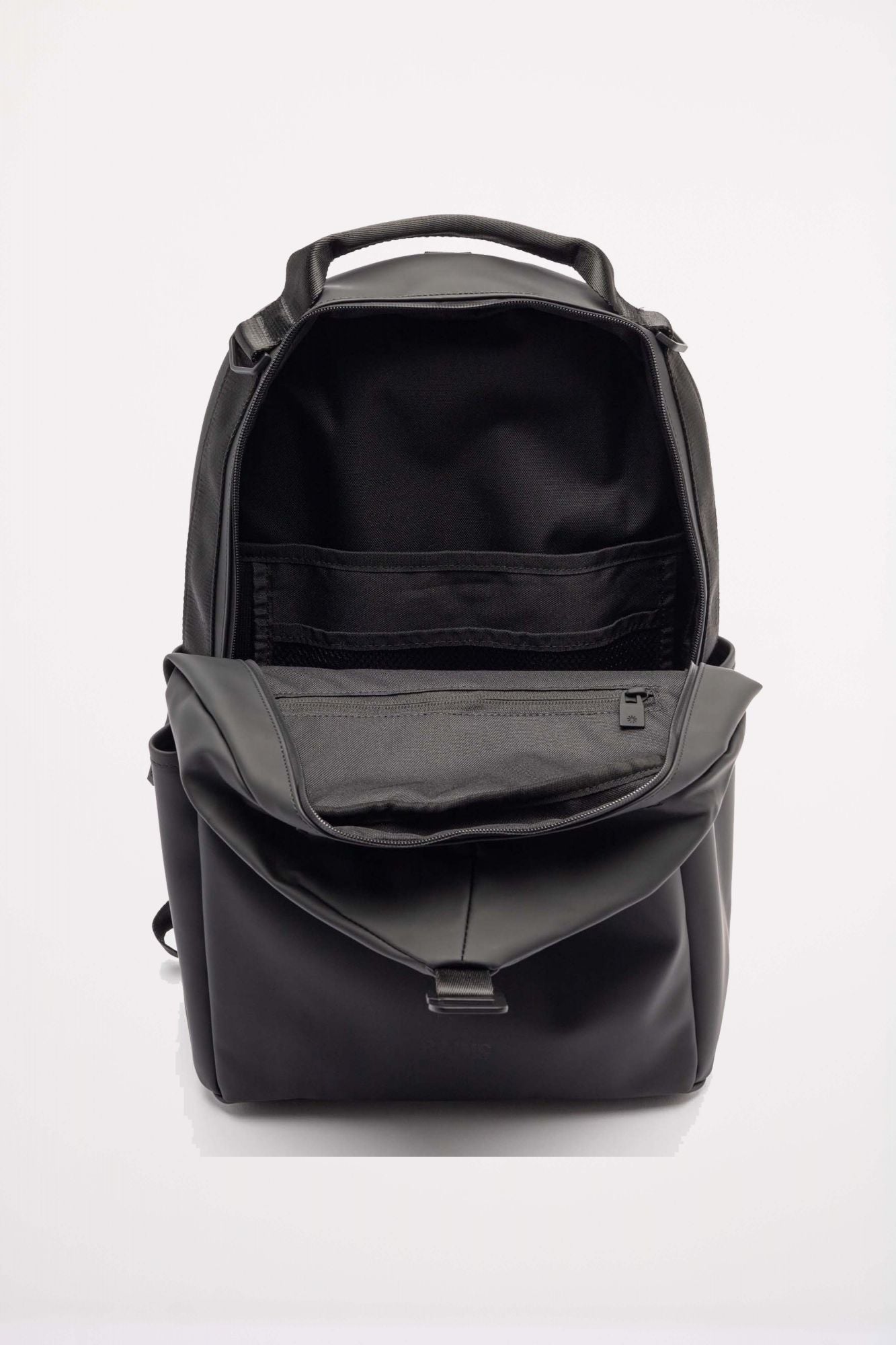 RAINS CLIP FRONT BACKPACK W3 en color NEGRO (5)