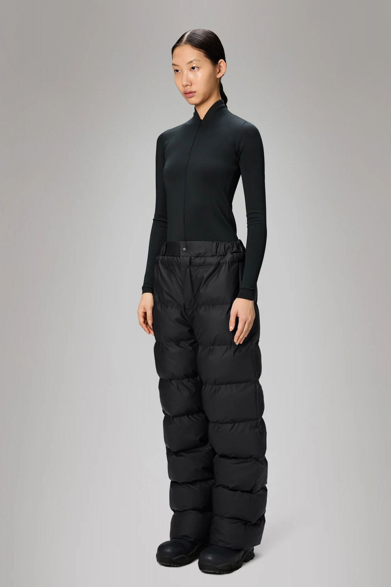 RAINS ALTA PUFFER PANTS REGULAR W3 en color NEGRO (4)