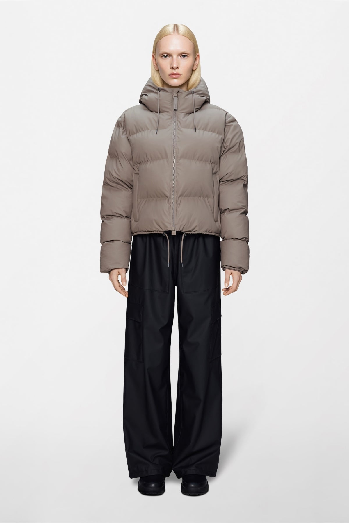 RAINS ALTA SHORT PUFFER JACKET W3T en color BEIS (1)
