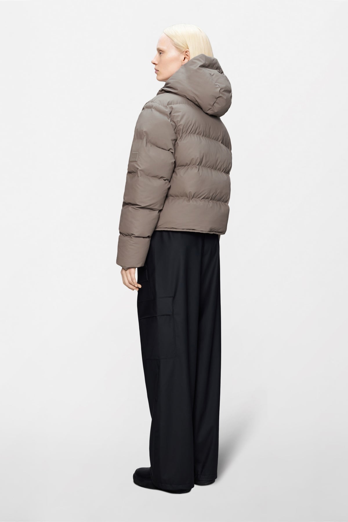 RAINS ALTA SHORT PUFFER JACKET W3T en color BEIS (2)