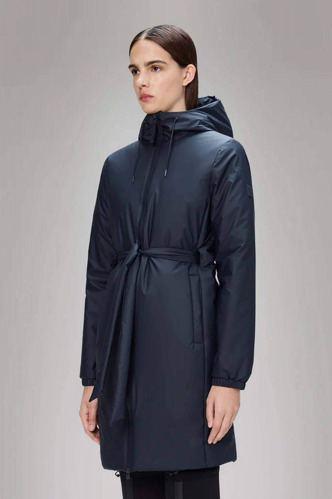 RAINS LOHJA LONG INSULATED CURVE J en color AZUL (1)