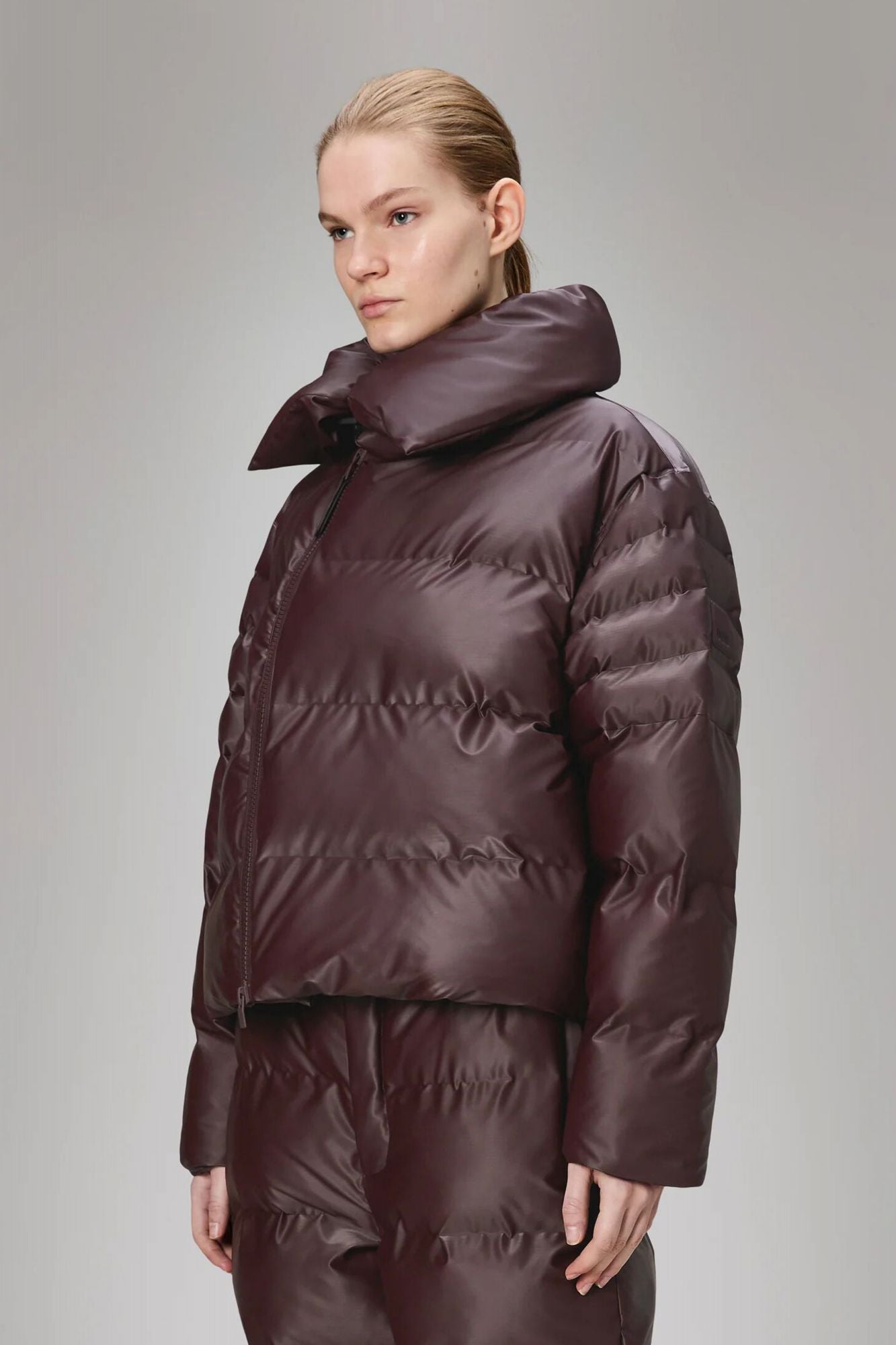 RAINS ALTA VISION SHORT PUFFER JACKET en color BURDEOS (1)