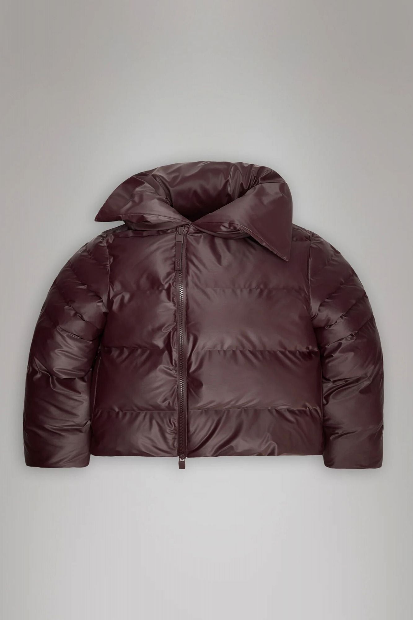 RAINS ALTA VISION SHORT PUFFER JACKET en color BURDEOS (2)