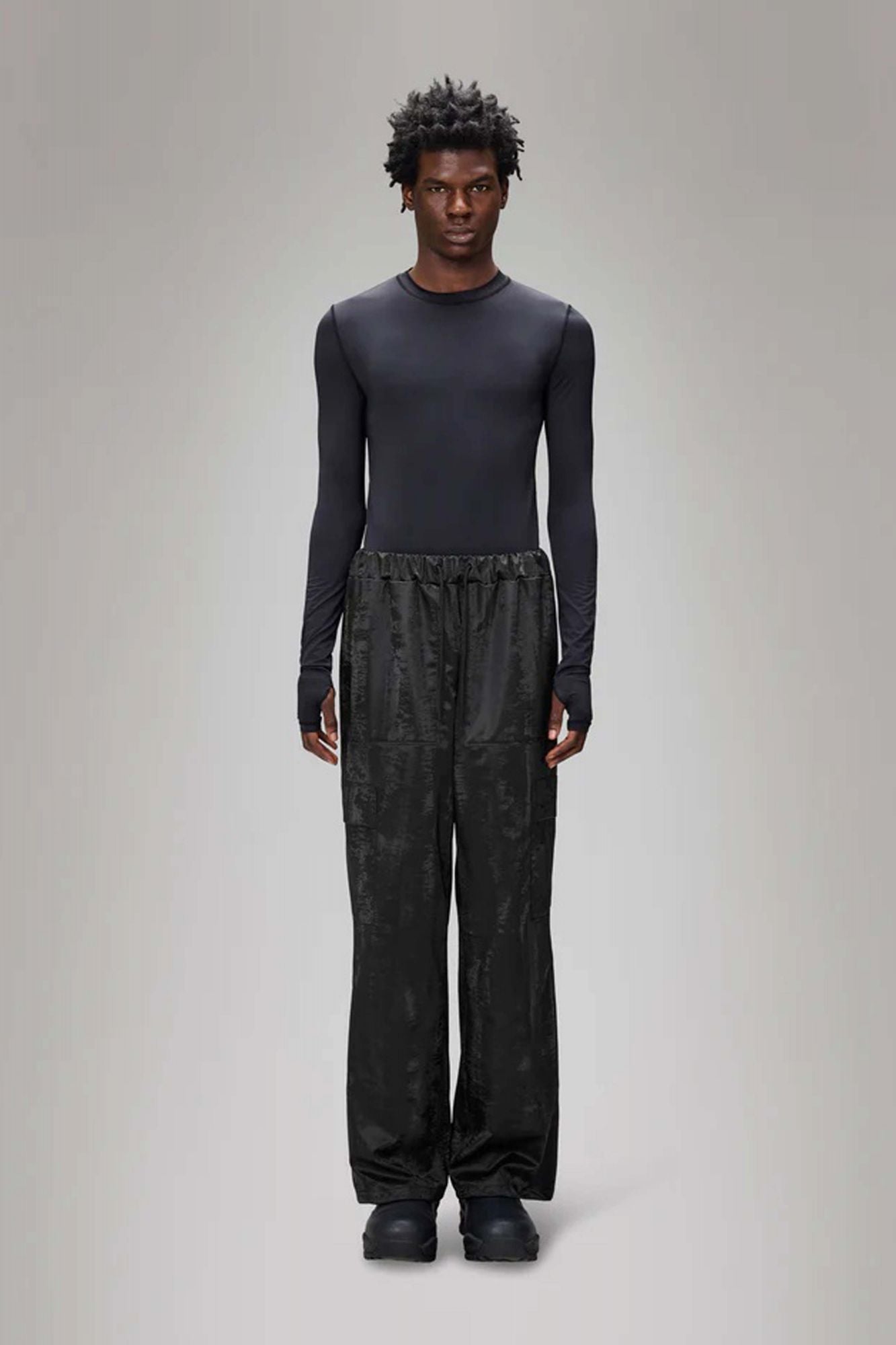 RAINS CARGO RAIN PANTS WIDE en color NEGRO (1)