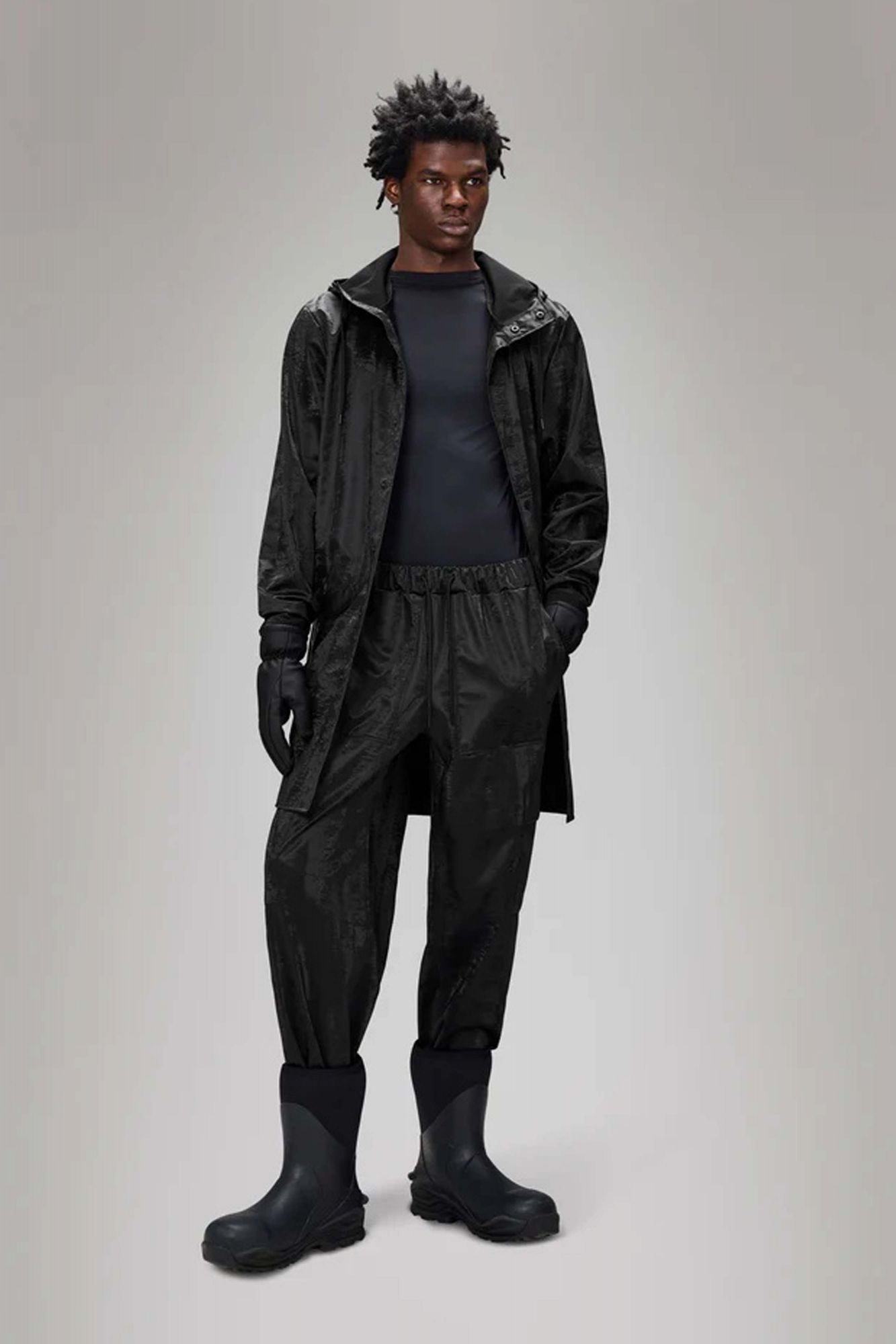 RAINS CARGO RAIN PANTS WIDE en color NEGRO (4)
