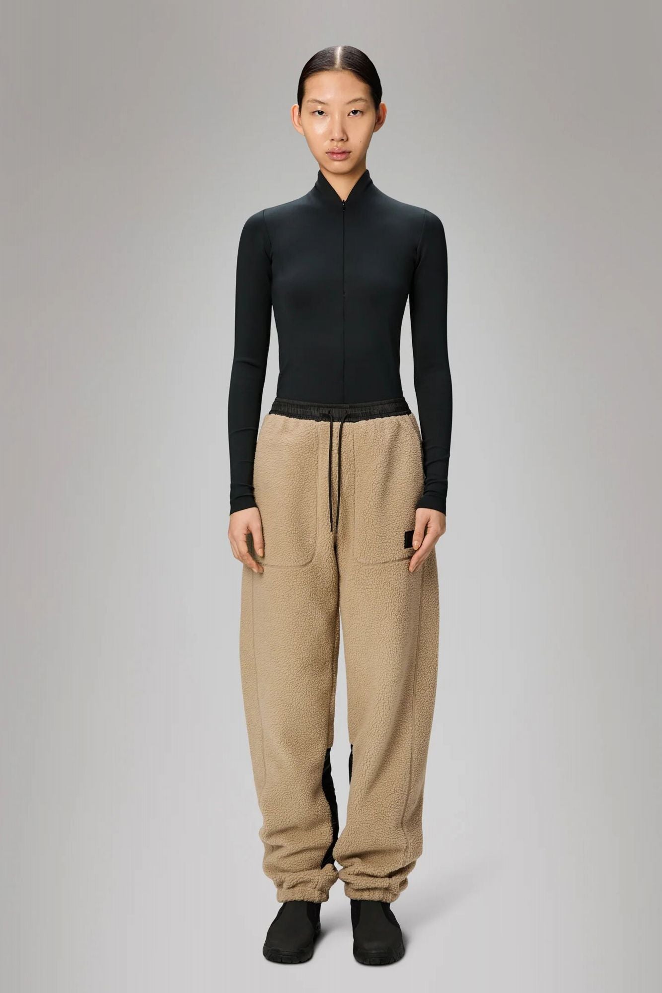 RAINS YERMO FLEECE PANTS REGULAR en color BEIS (1)