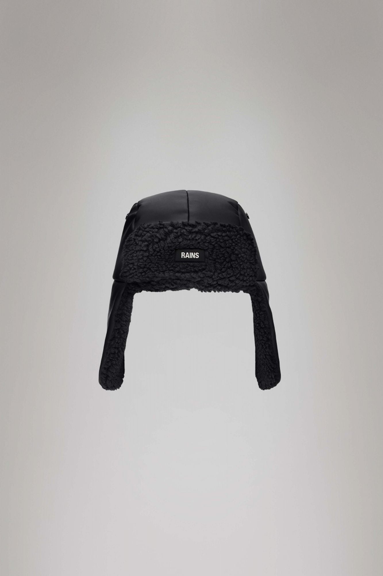 RAINS FLEECE TRAPPER HAT W2T3 en color NEGRO (1)