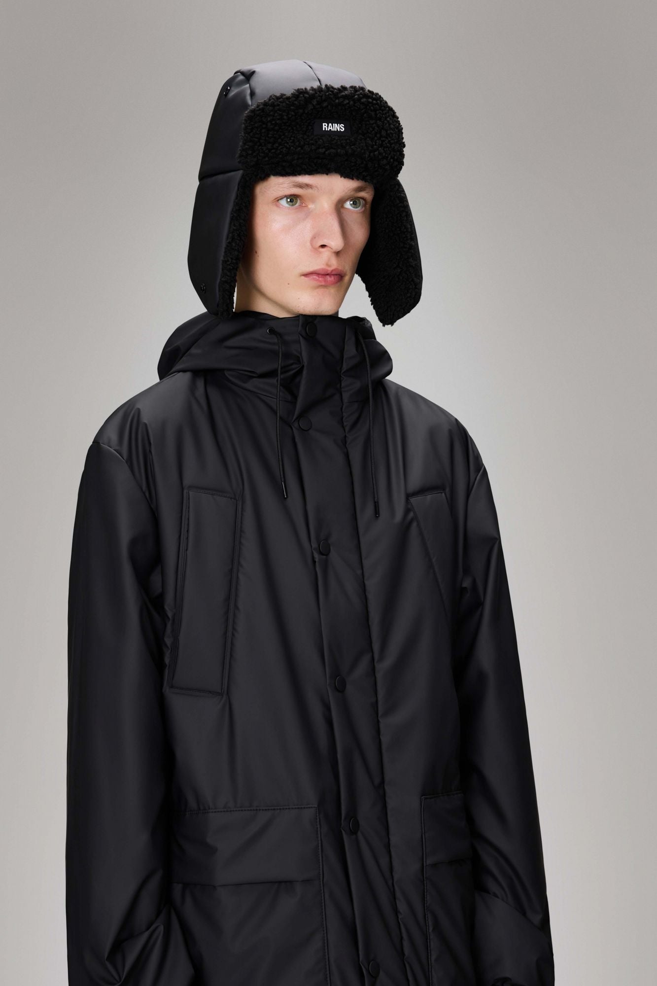 RAINS FLEECE TRAPPER HAT W2T3 en color NEGRO (5)