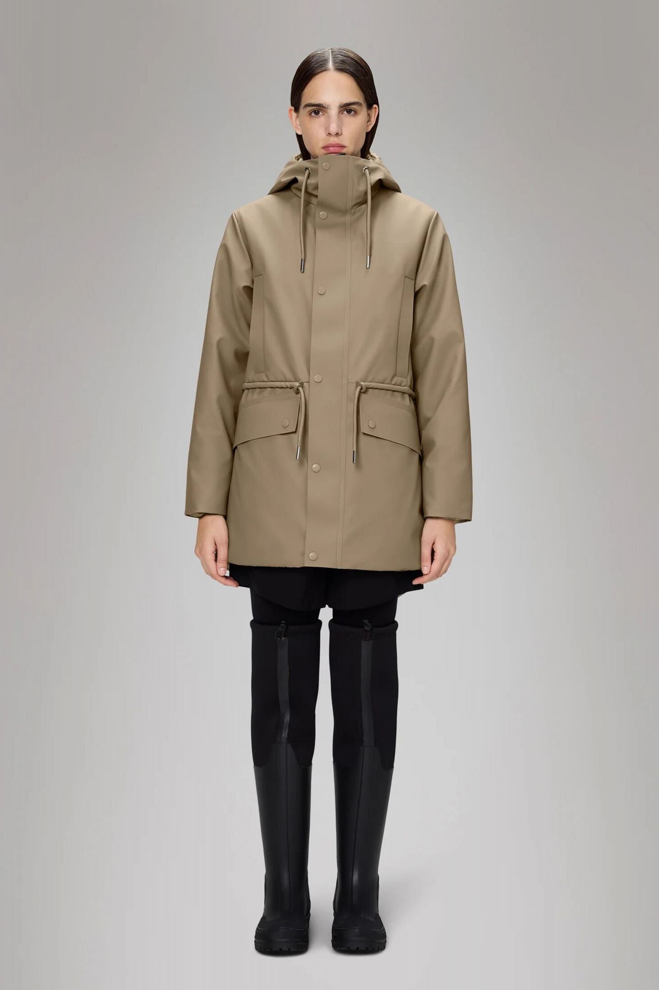 RAINS NOME SHORT W PARKA W3T3 en color BEIS (1)