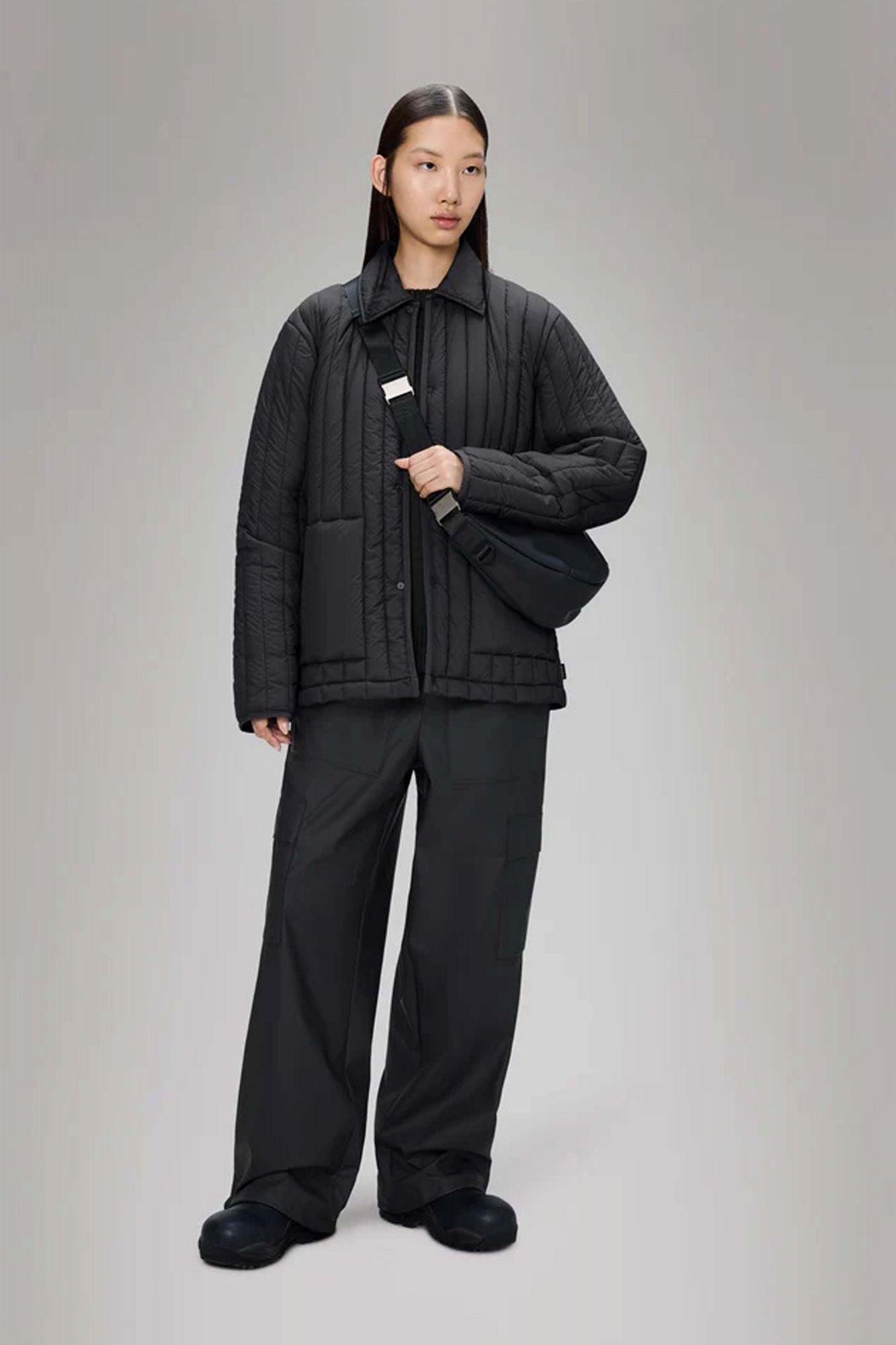 RAINS BANJA LINER OVERSHIRT T1 en color NEGRO (4)