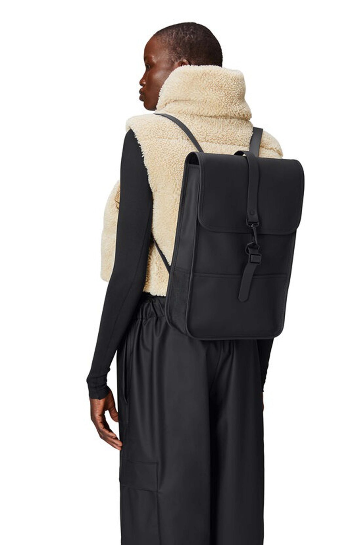RAINS BACKPACK MINI W3 en color NEGRO (1)