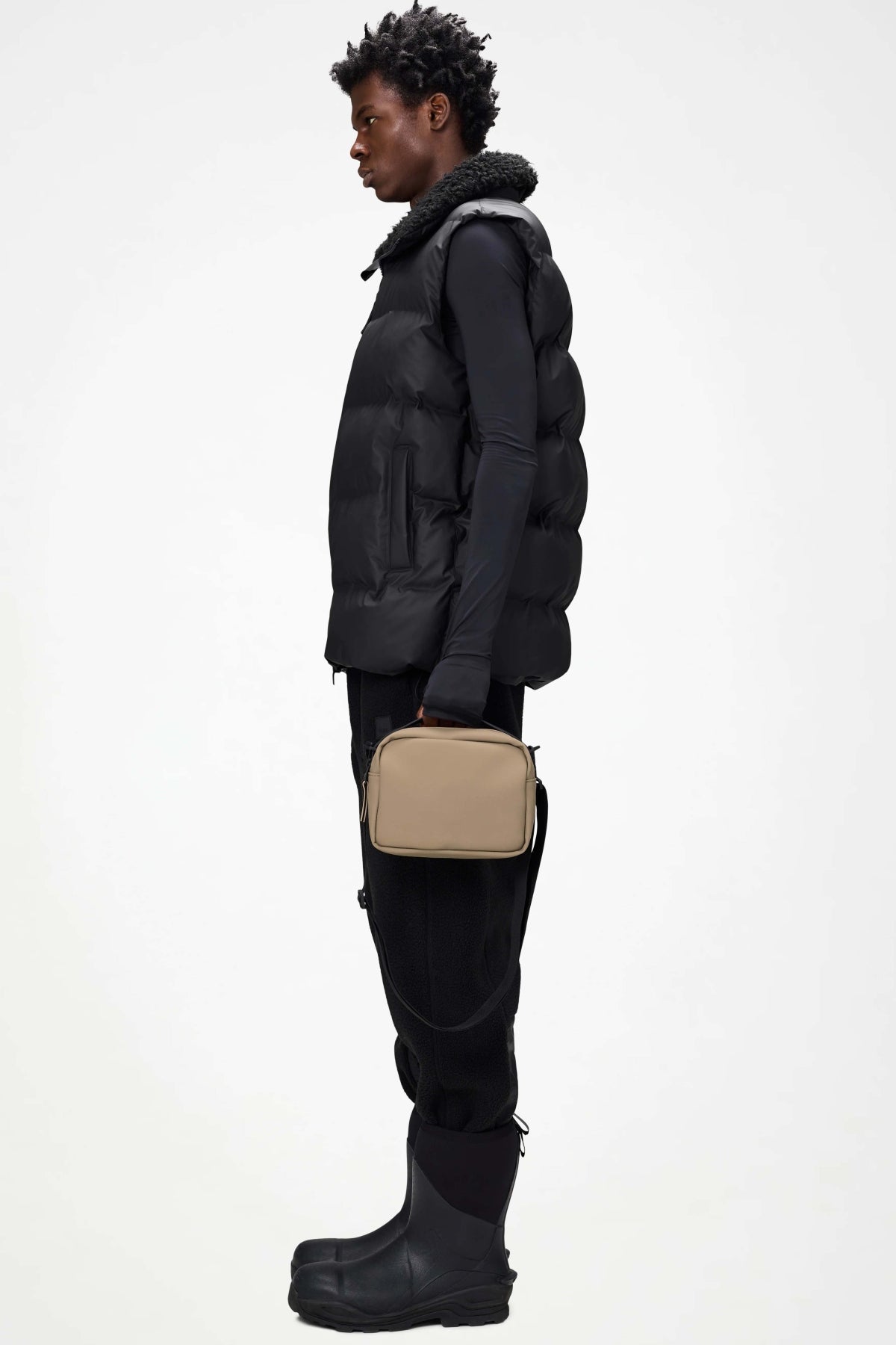 RAINS BOX BAG W3 en color BEIS (1)