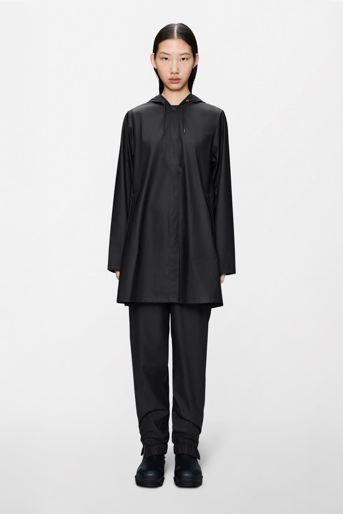 RAINS 18050R LINE JACKET W3 en color NEGRO (1)