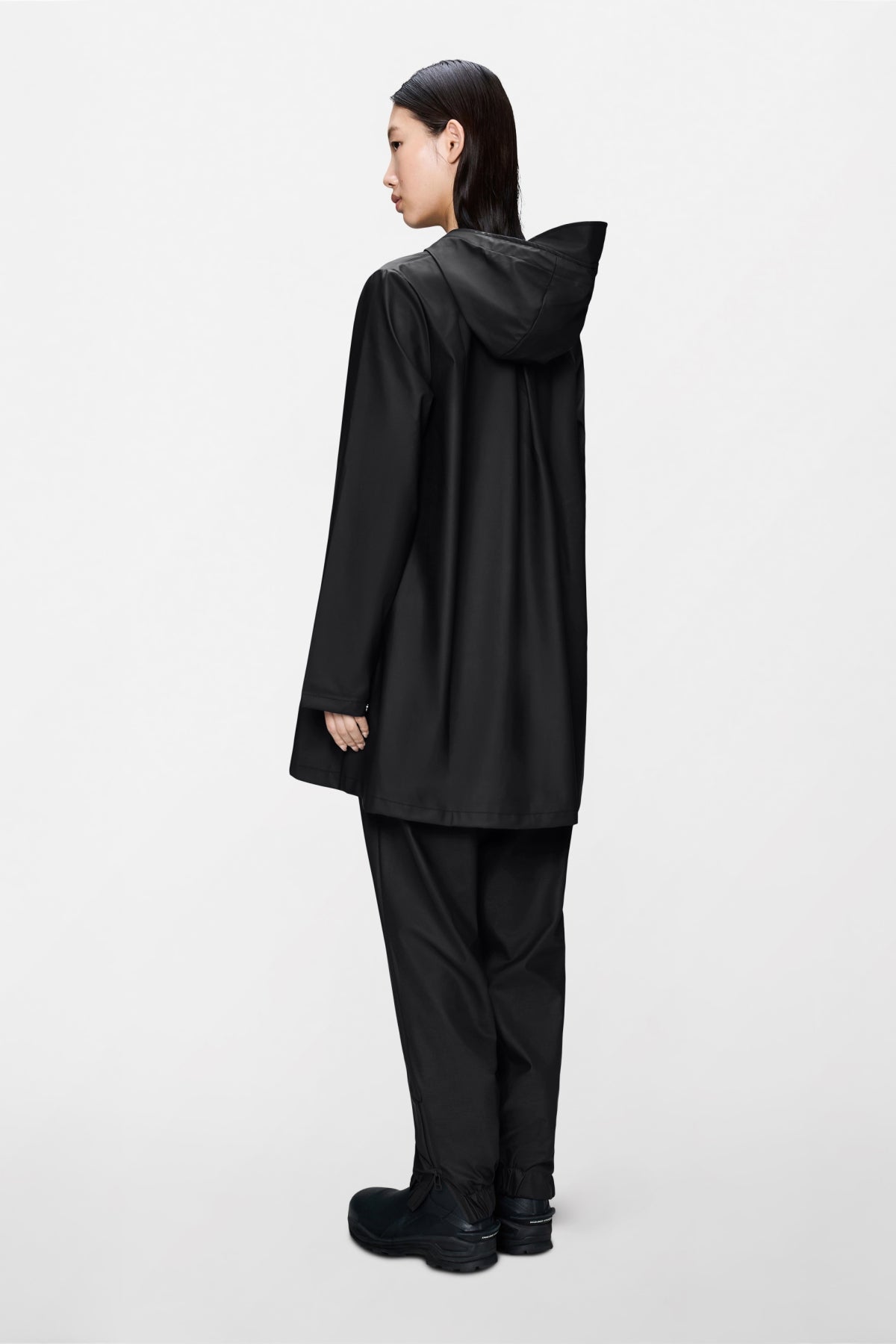 RAINS LINE JACKET W3 en color NEGRO (2)