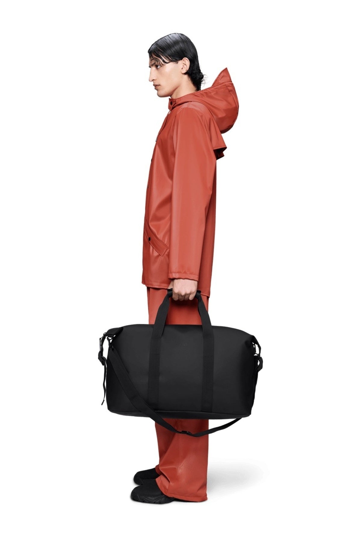 RAINS 14200R HILO WEEKEND BAG W3 en color NEGRO (1)