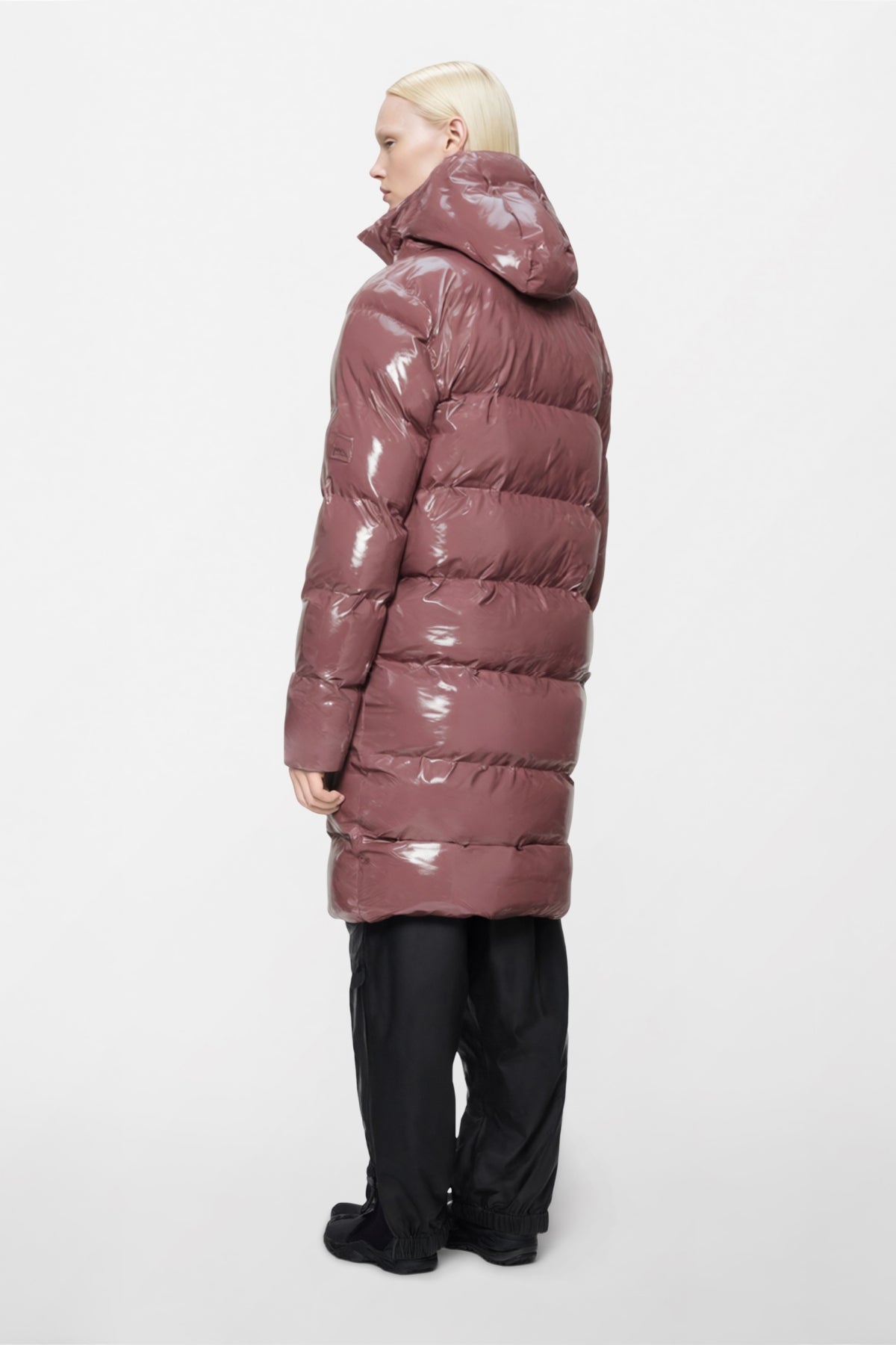 RAINS ALTA LONGER PUFFER JACKET W3 en color ROSA (2)