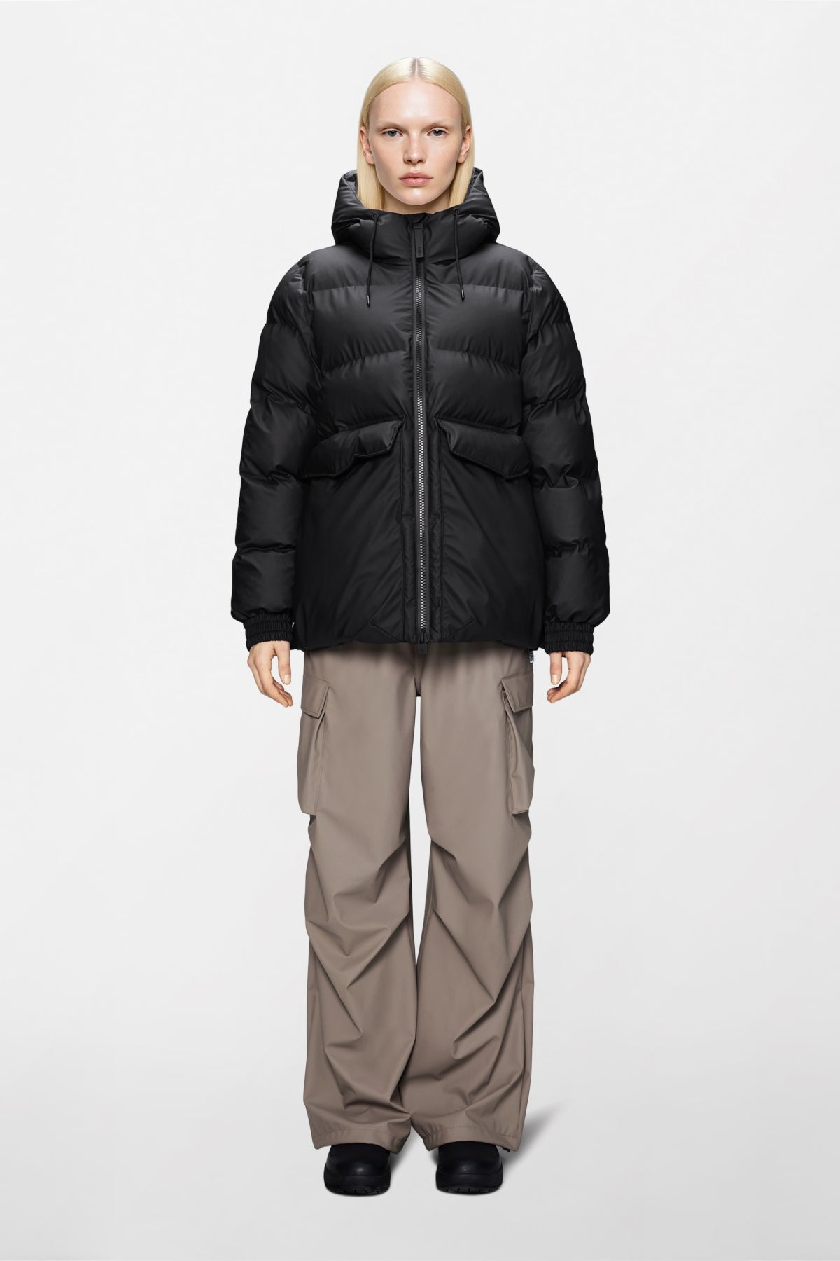 RAINS ALTA LINE PUFFER JACKET W3T3 en color NEGRO (1)