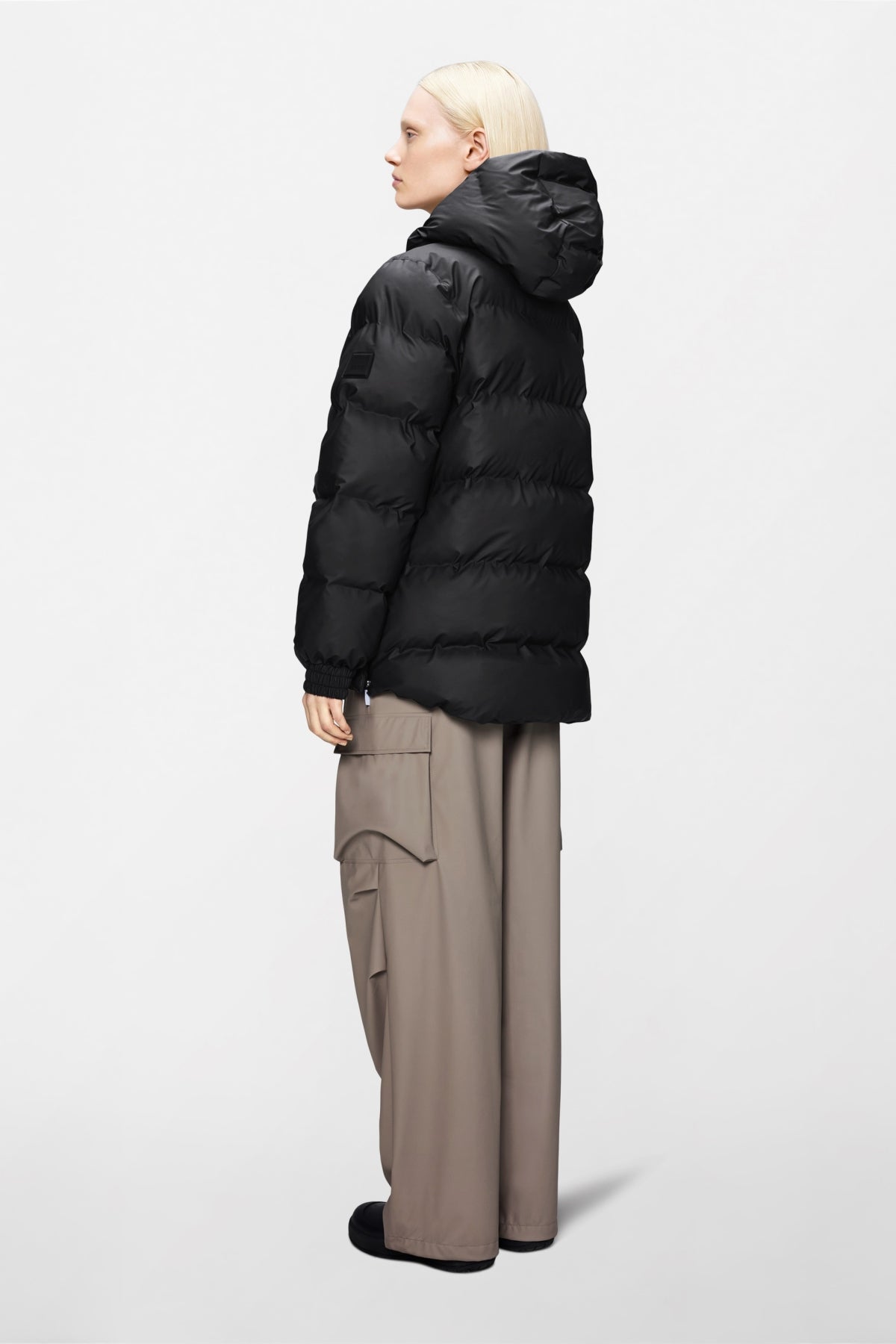 RAINS ALTA LINE PUFFER JACKET W3T3 en color NEGRO (2)