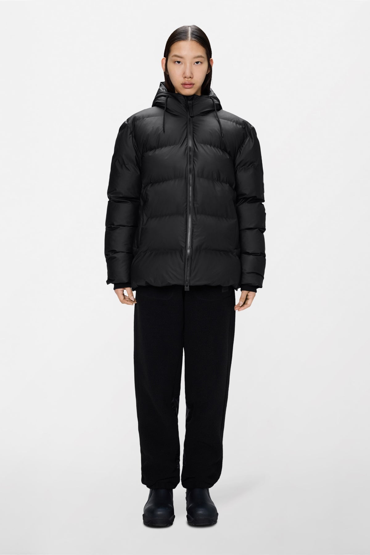 RAINS 15120R ALTA PUFFER JACKET W3T3 en color NEGRO (1)