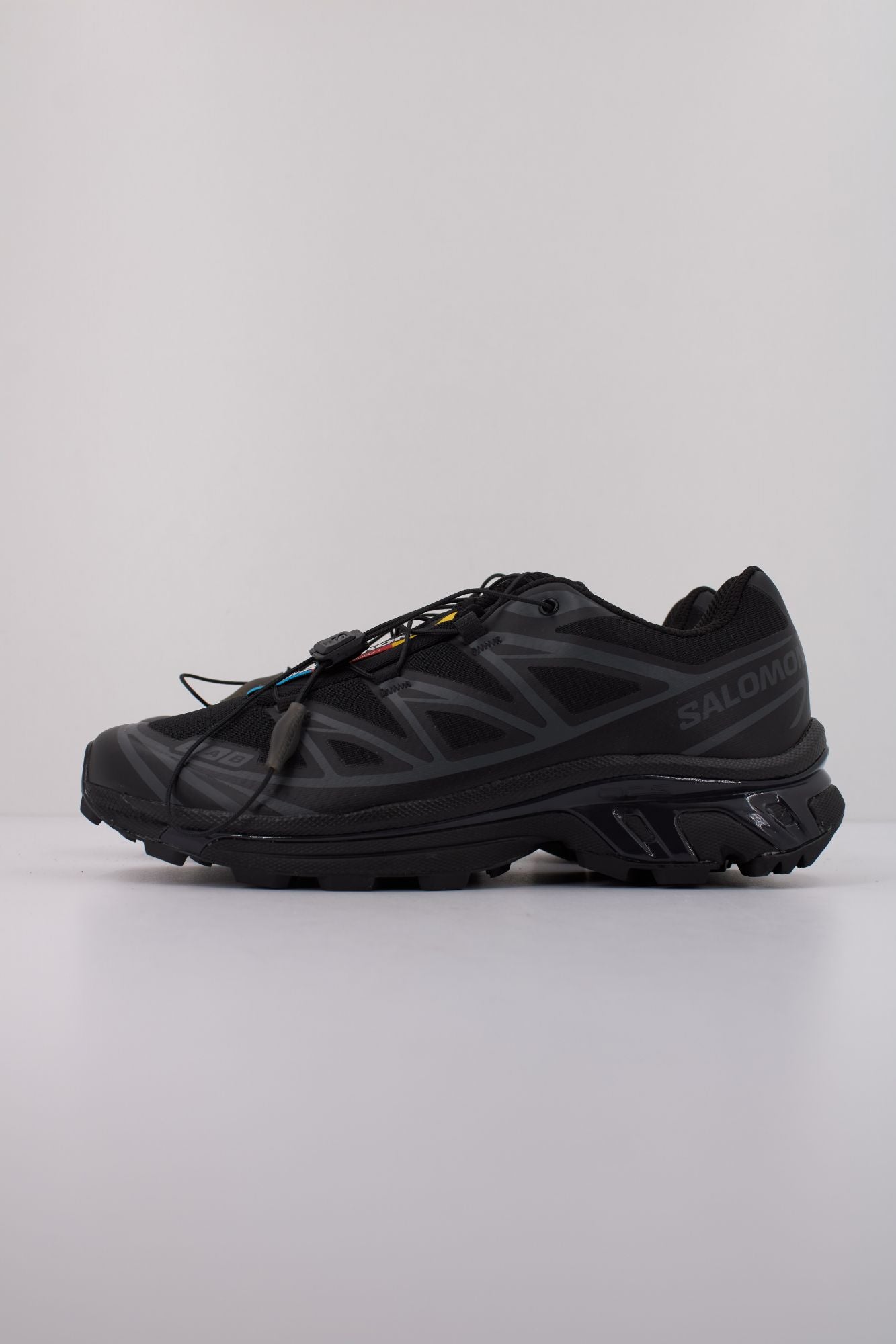 SALOMON BAJO XT 6 en color NEGRO (1)