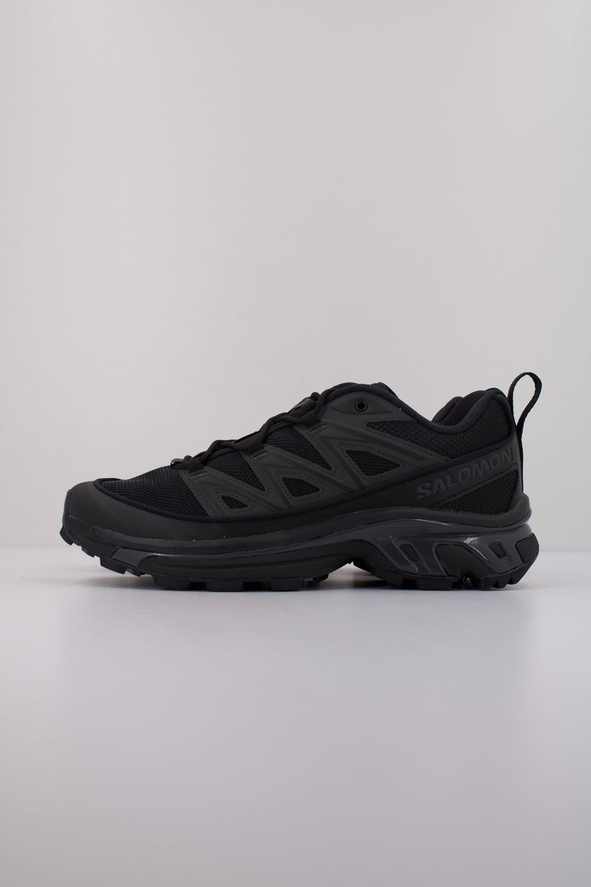 SALOMON BAJO XT 6 EXPANSE en color NEGRO (1)