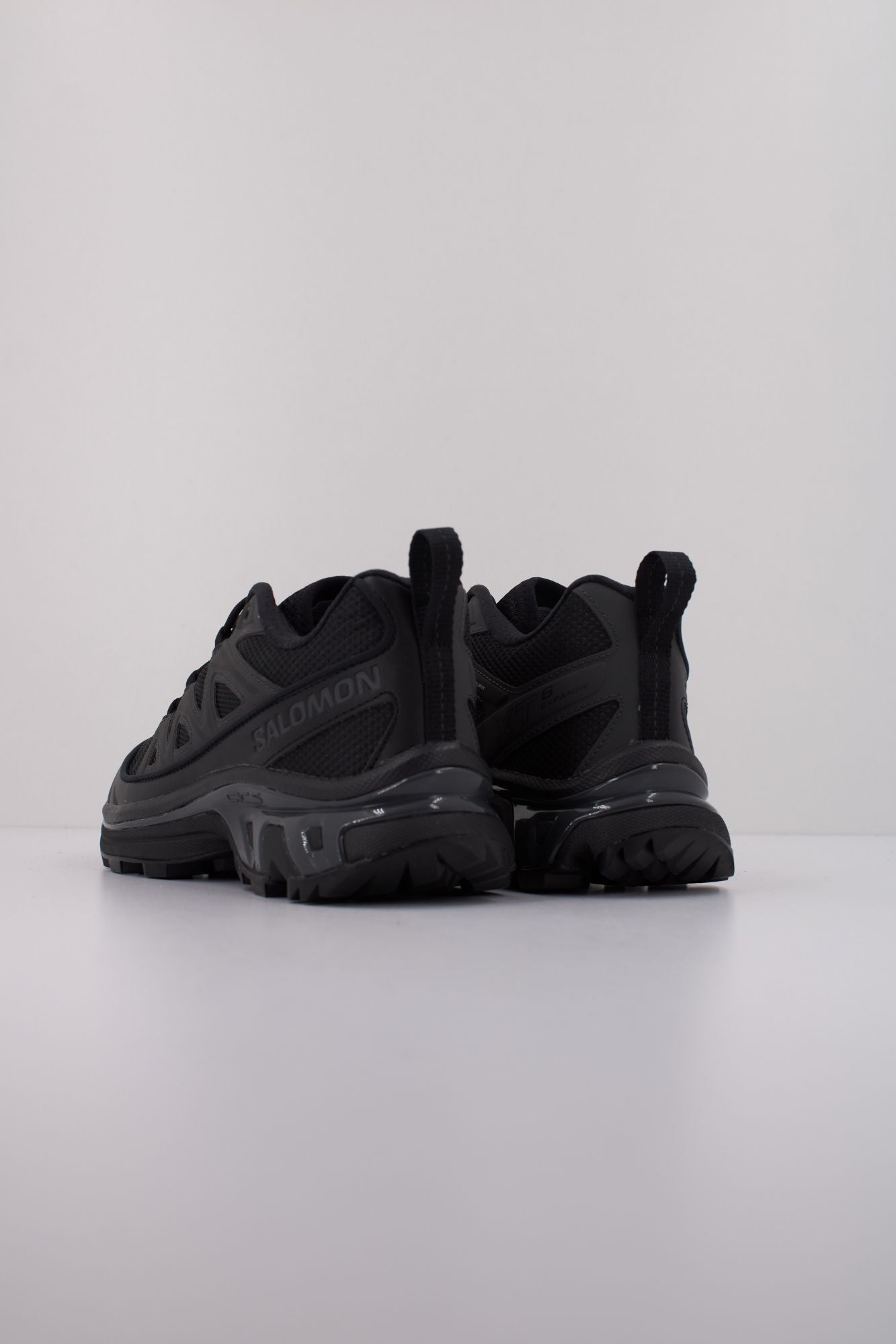 SALOMON BAJO XT 6 EXPANSE en color NEGRO (4)