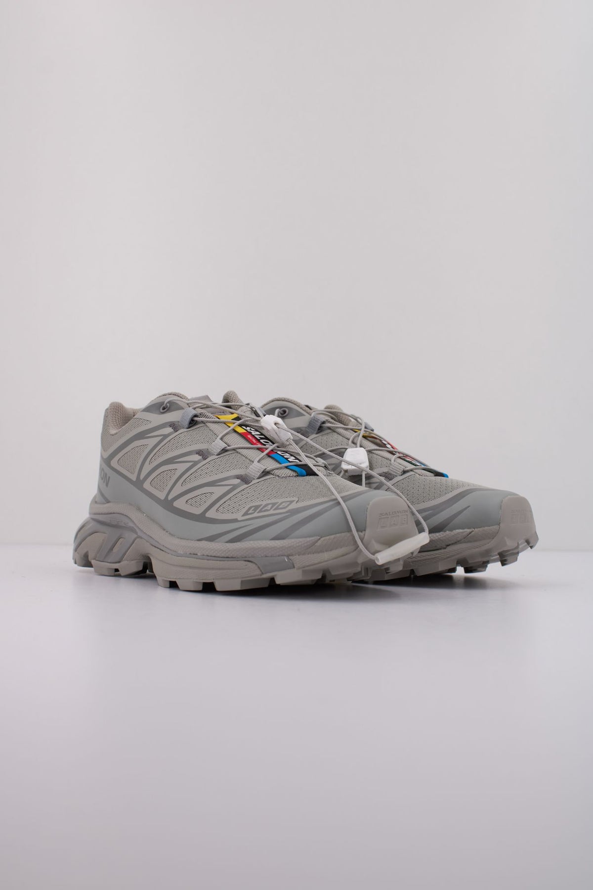 SALOMON BAJO XT 6 en color GRIS (2)
