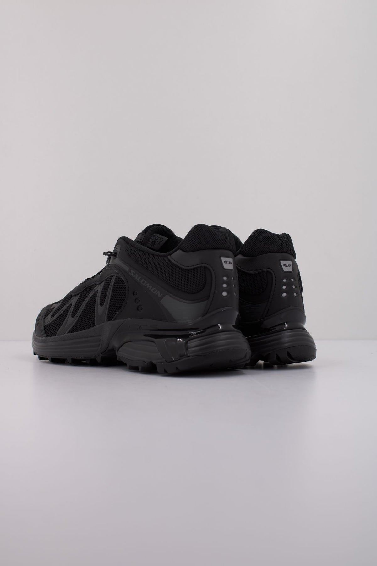 SALOMON BAJO XT WHISPER en color NEGRO (4)