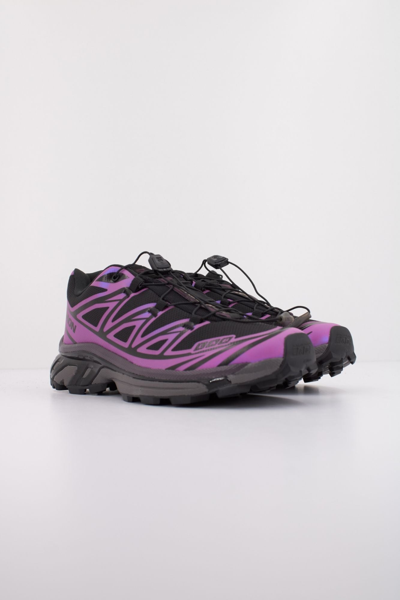 SALOMON XT 6 IRIDESCENT en color NEGRO (2)