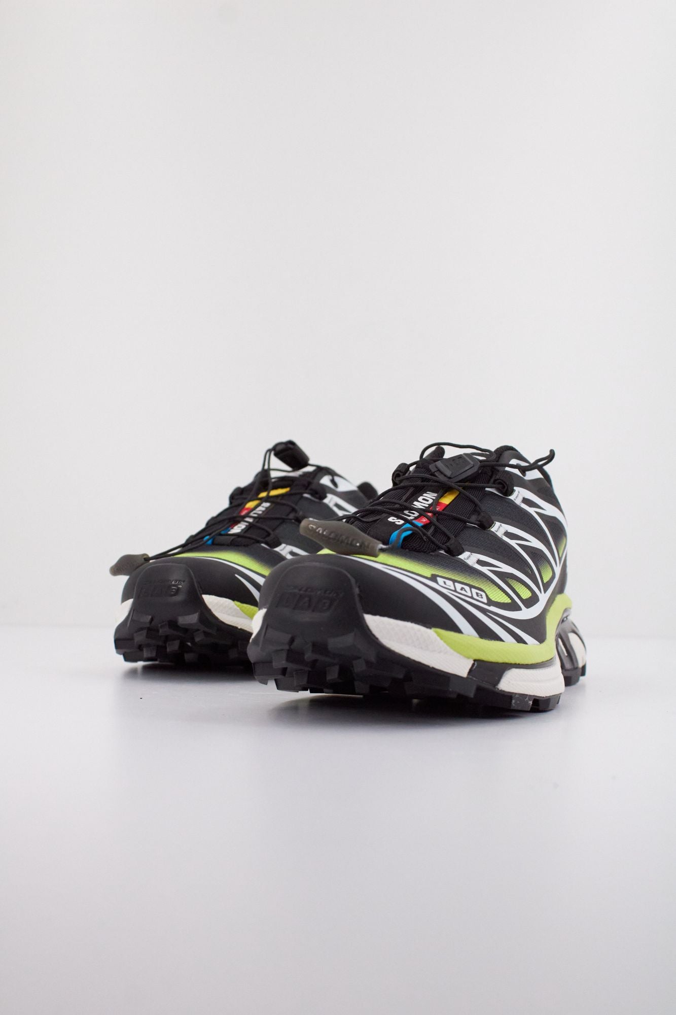 SALOMON BAJO XT 6 SKYLINE en color NEGRO (2)